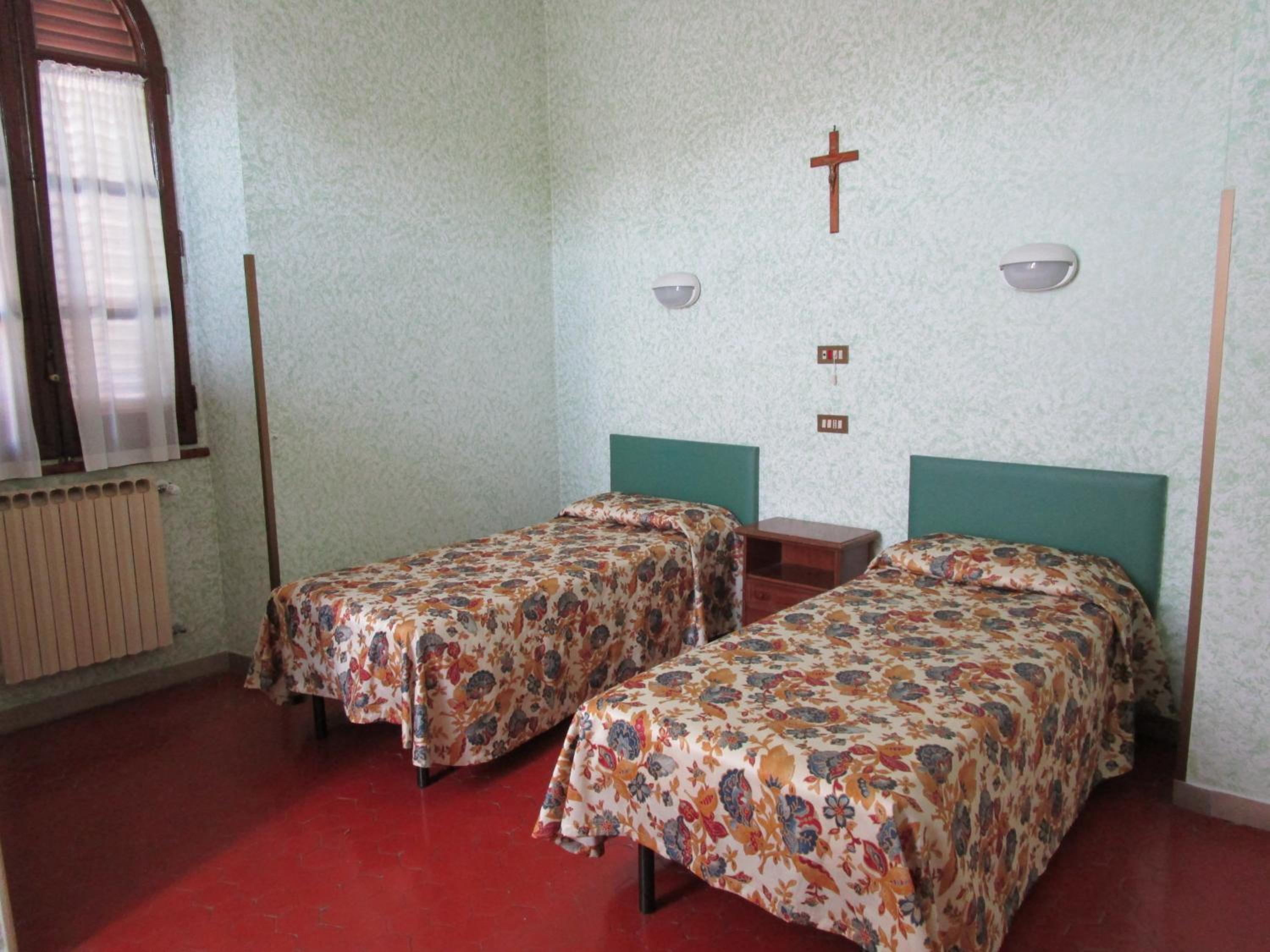 Standard Twin Room with Shared Bathroom photo 1