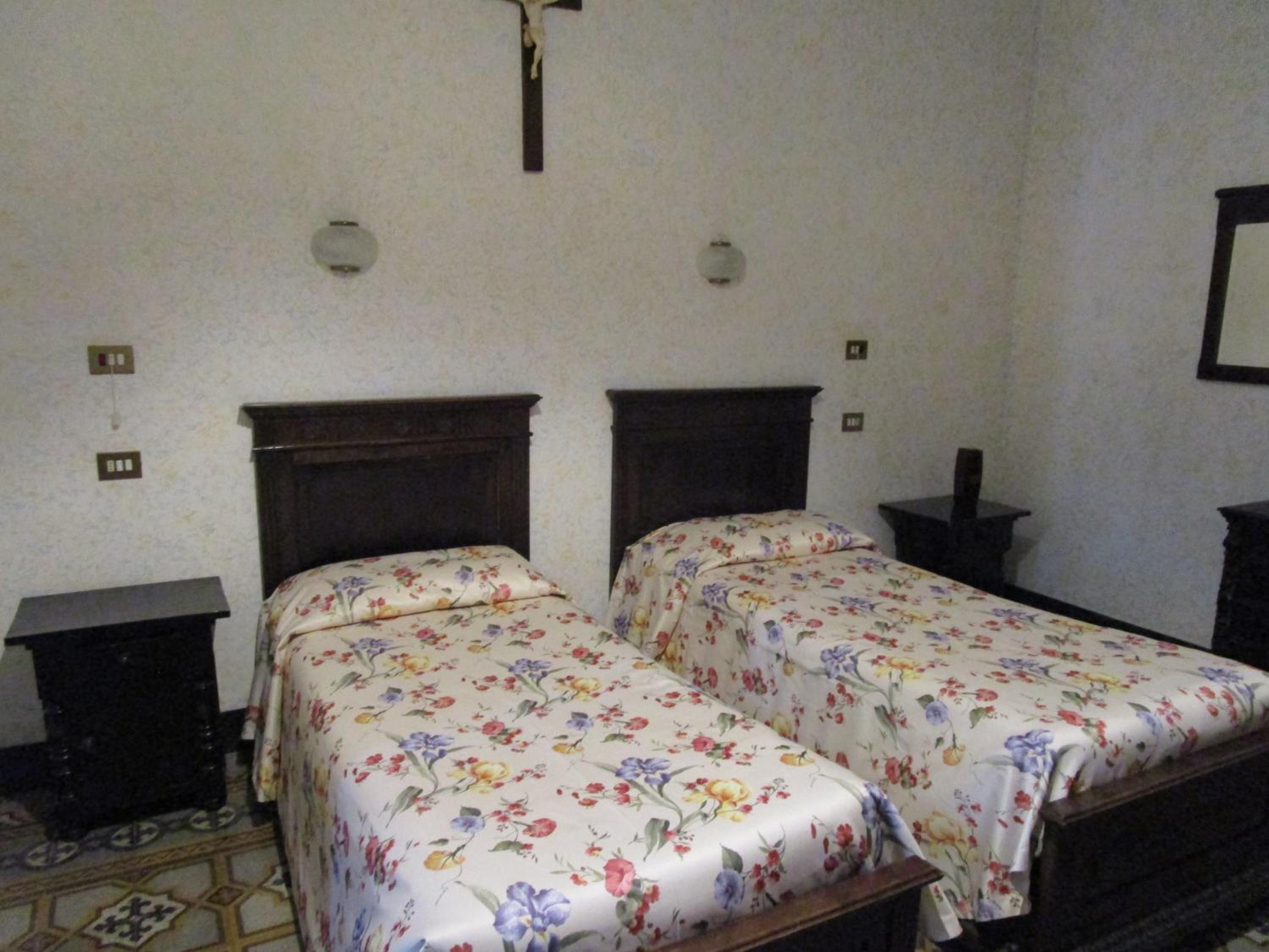 Twin Room with Private Bathroom photo 3