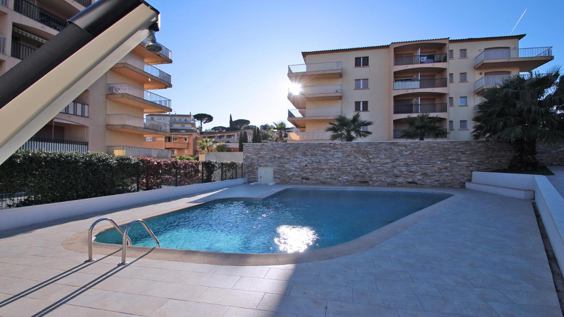 Apartment with Pool View 