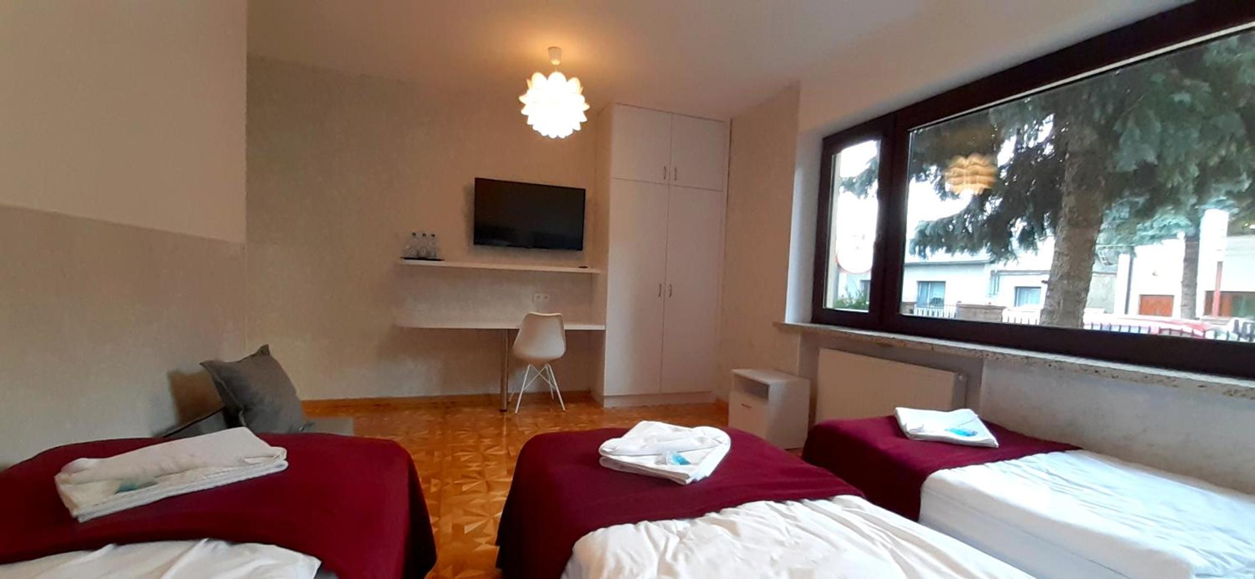 Quadruple Room with Shower - Photo 3