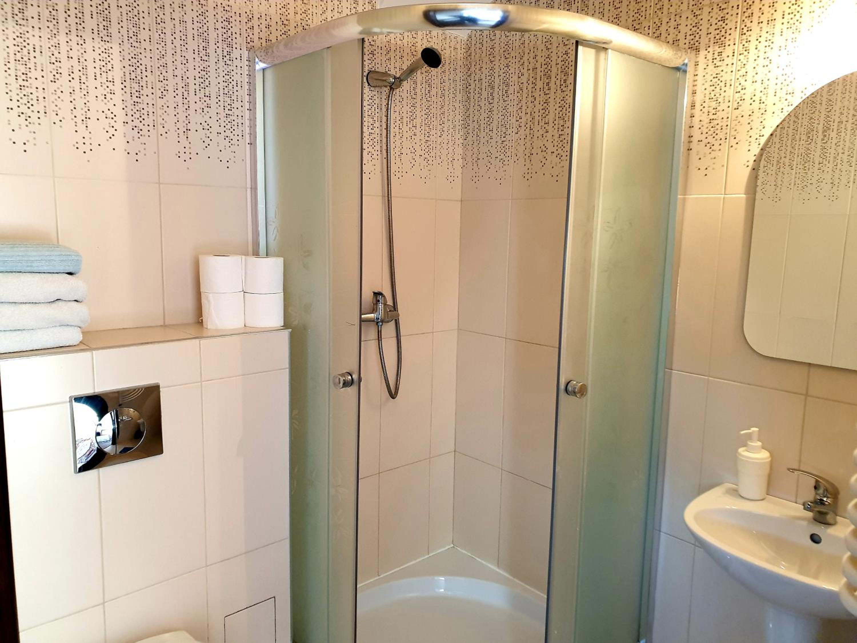 Family Room with Private Bathroom - Photo 6
