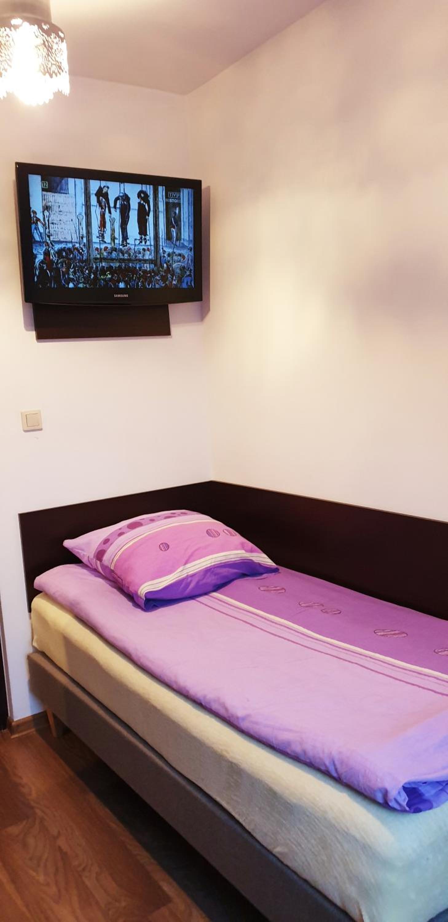 Twin Room with Private Bathroom - Photo 4