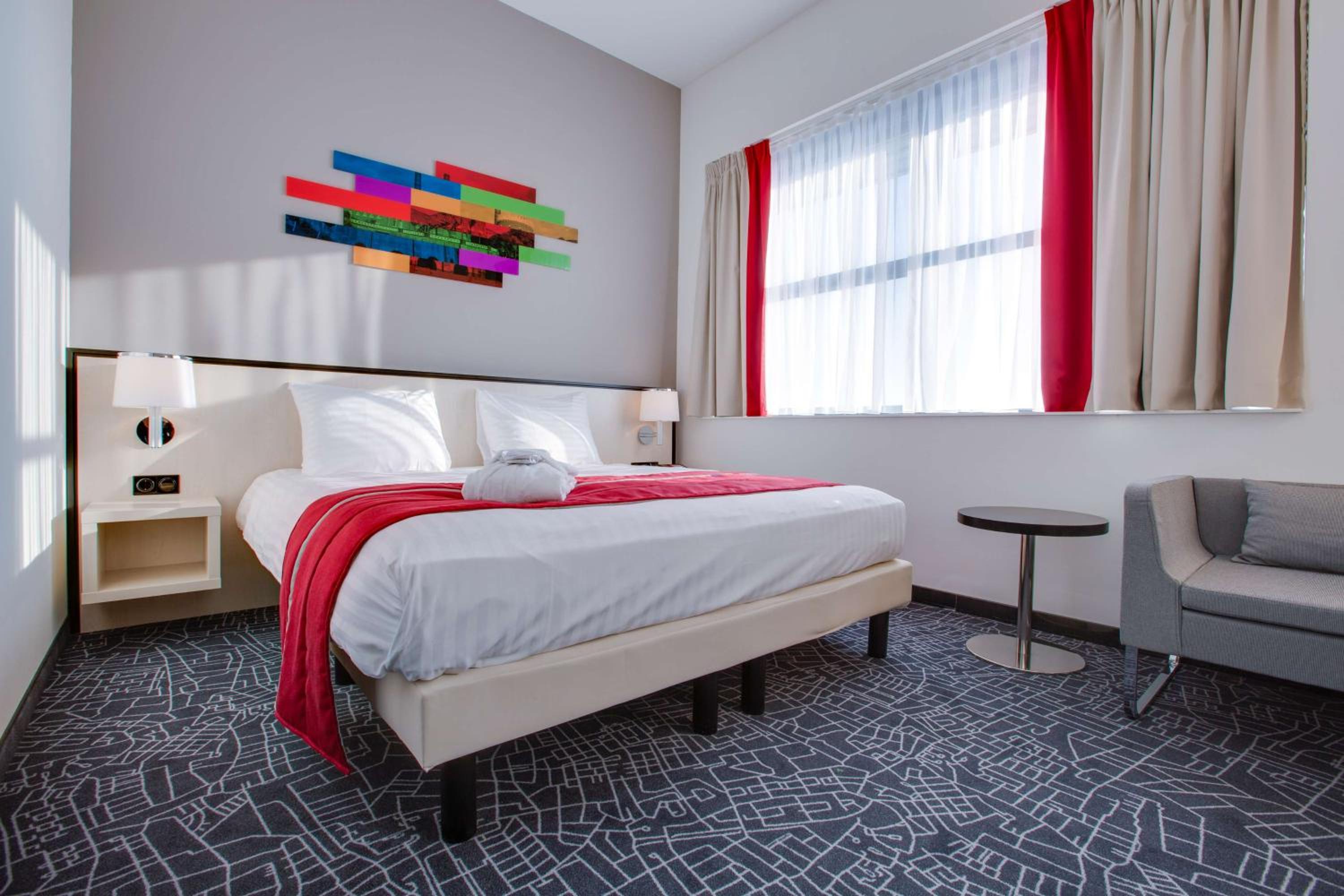 Standard Room With Airport View