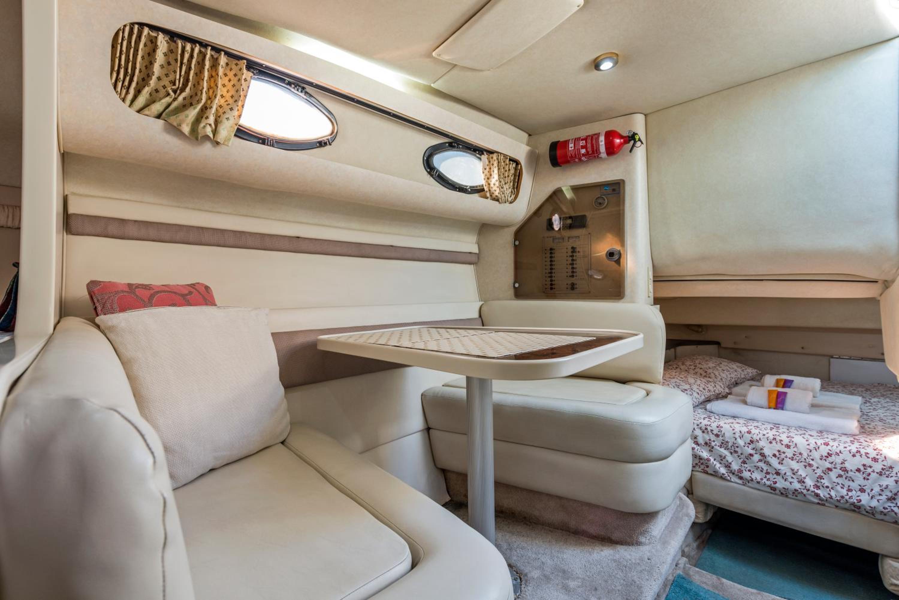 One-Cabin Boat photo 2