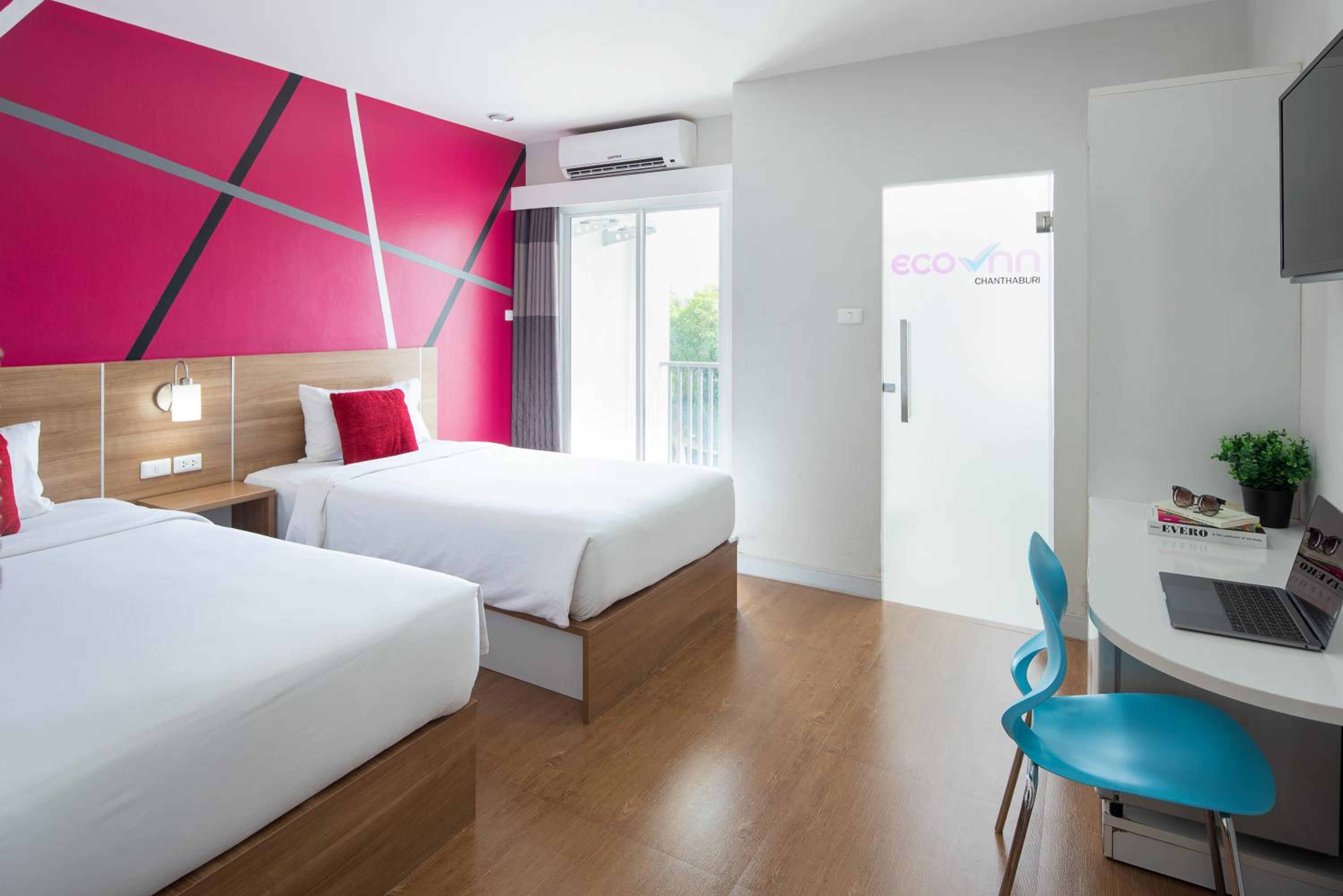 Standard Twin Room with City View - Photo 2