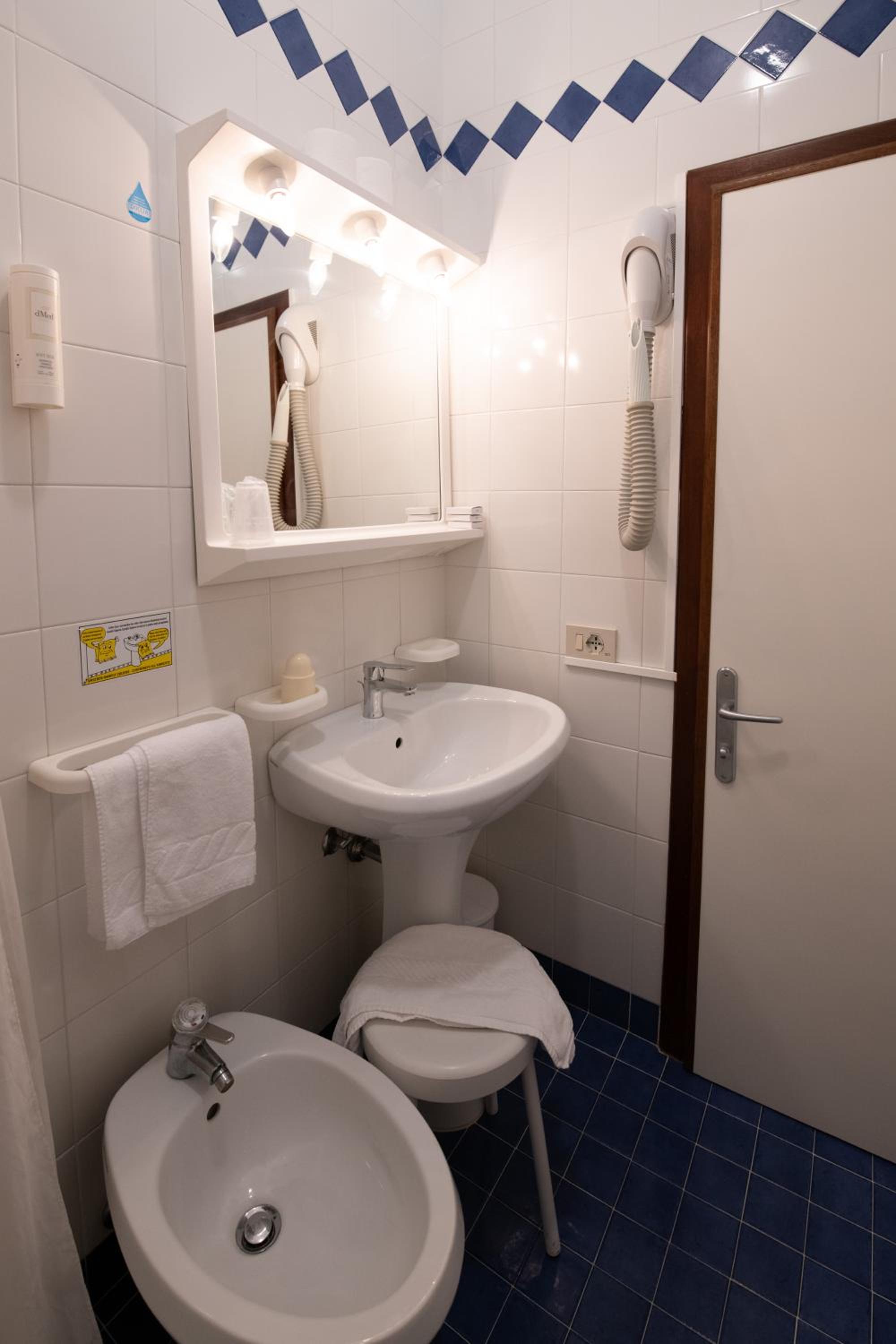 Double Room with Side Sea View - Photo 13