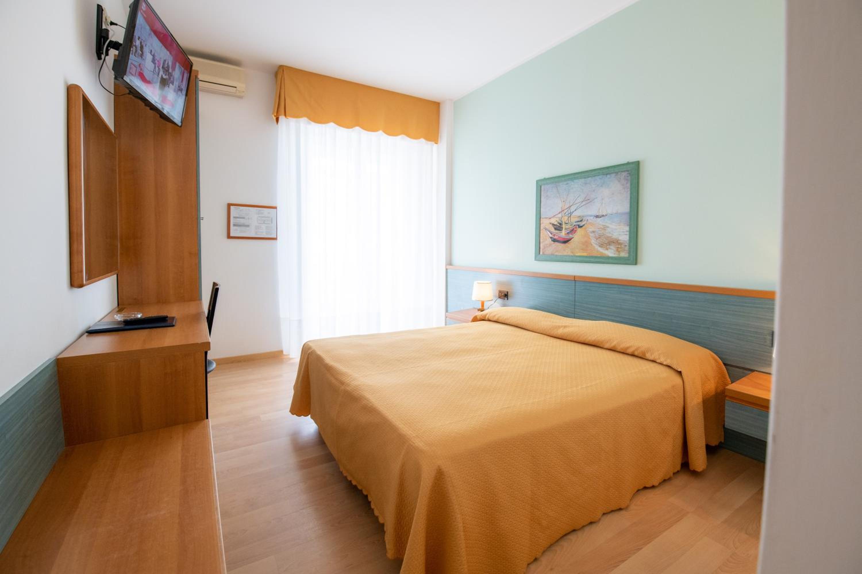 Double Room with Side Sea View - Photo 11