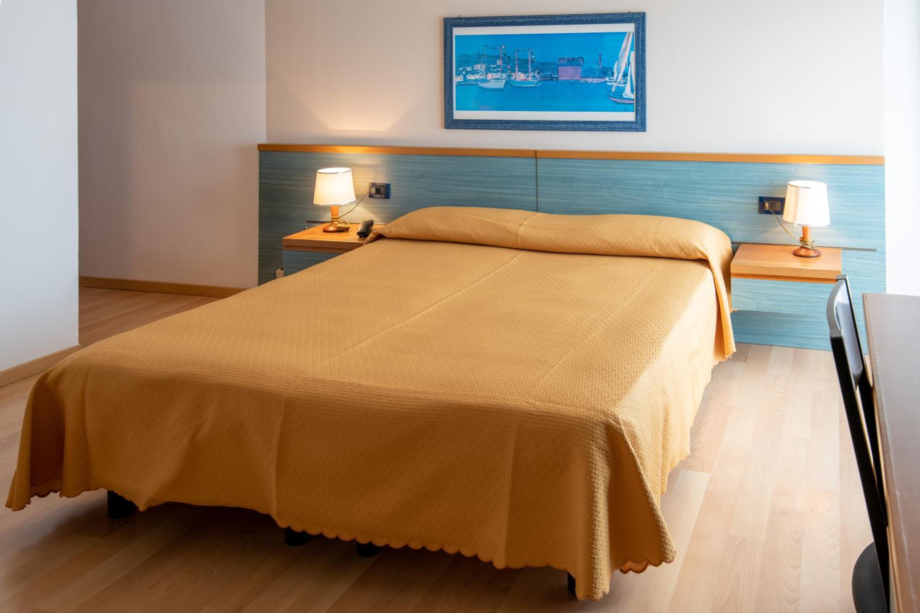 Double Room with Side Sea View - Photo 7
