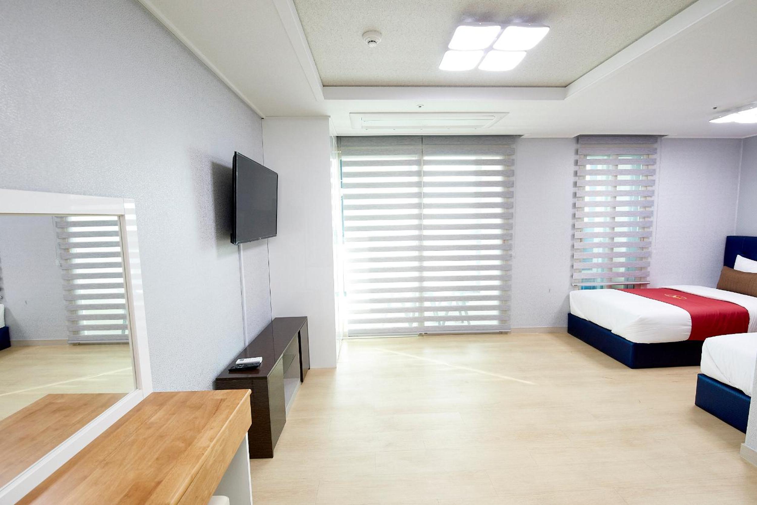 Standard Twin Room with Sea View