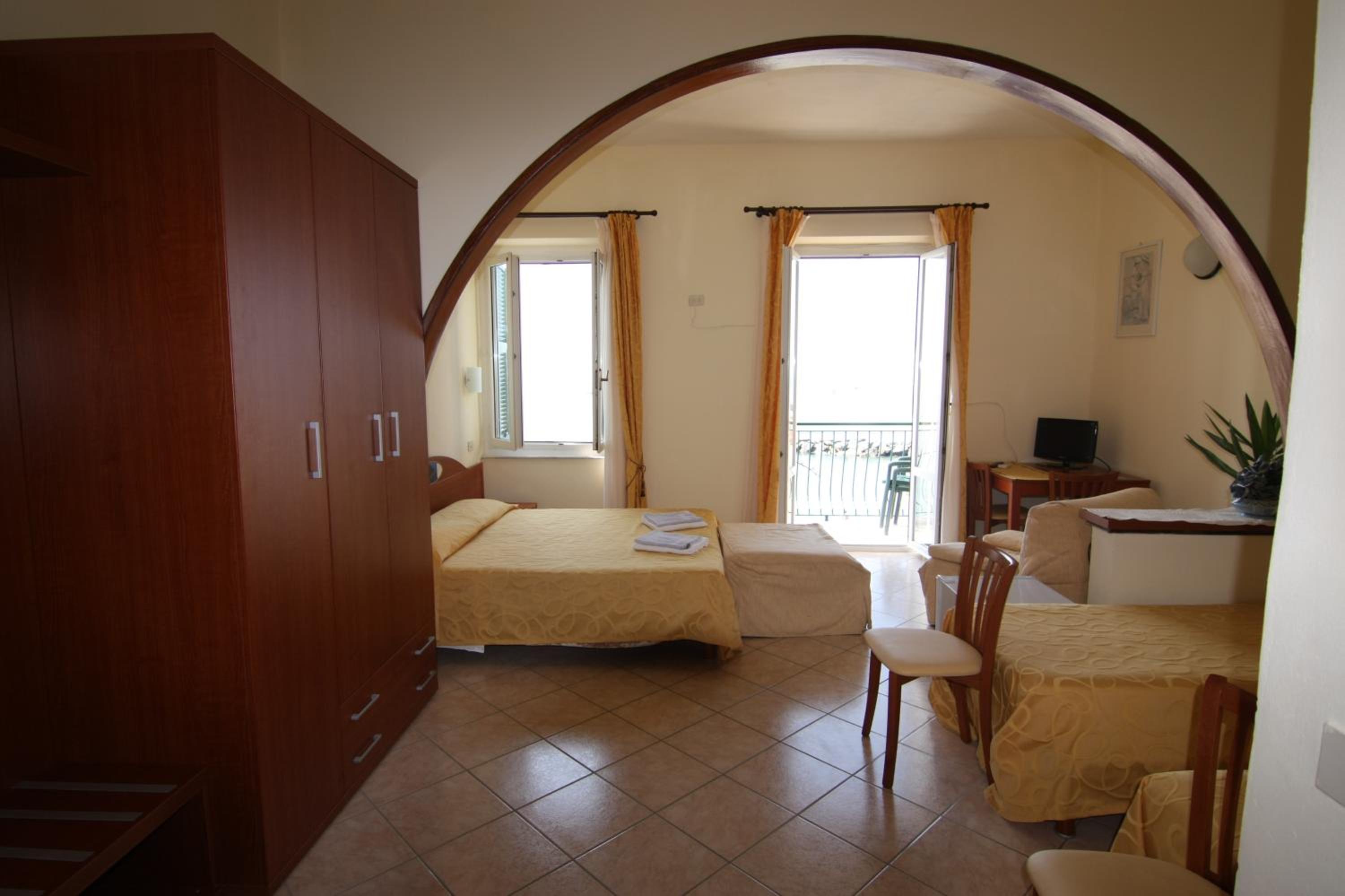 Family Room with Balcony photo 3