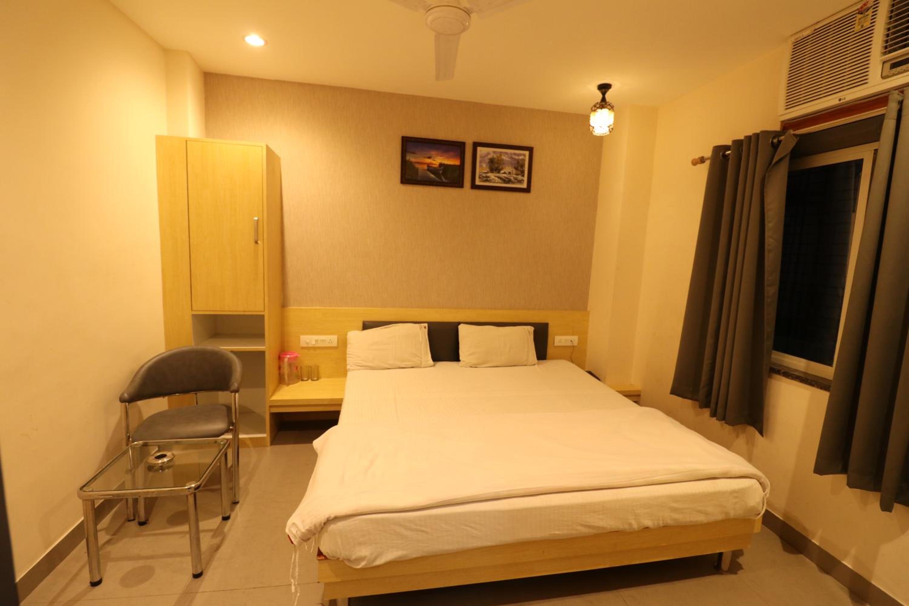 Deluxe Room (2 Adults + 1 Child) - Photo 5