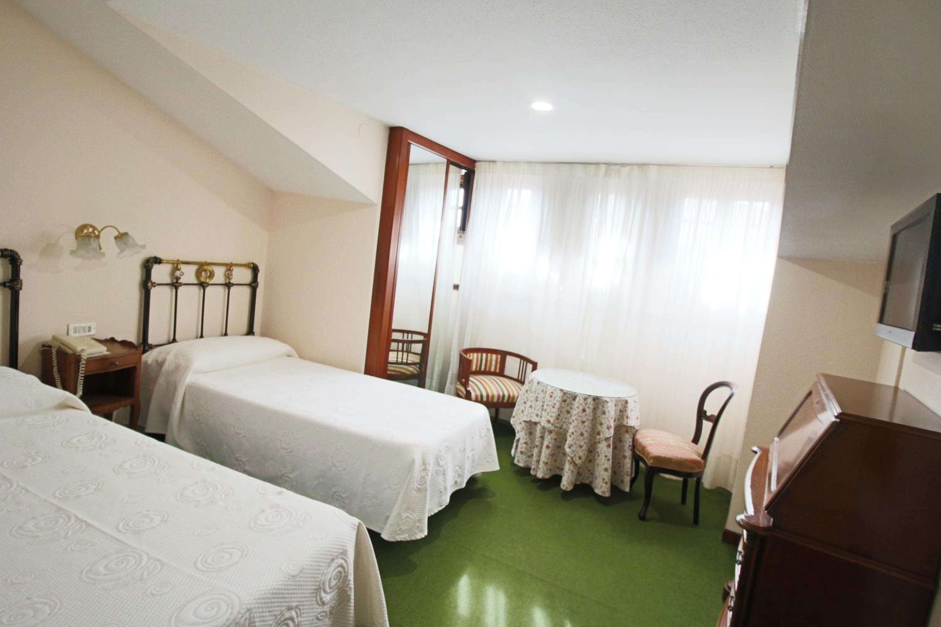 Economy Double or Twin Room - Attic - Photo 2