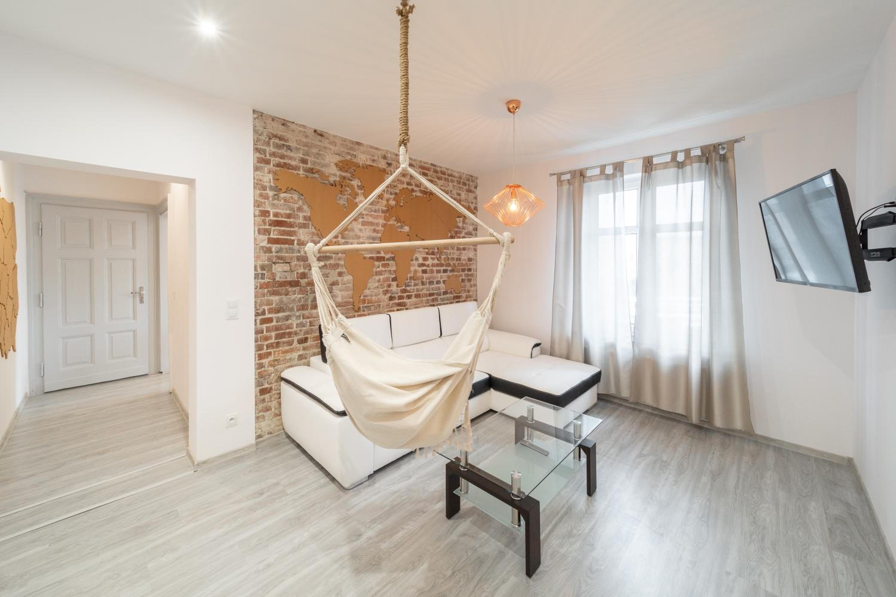 One-Bedroom Apartment - Photo 3