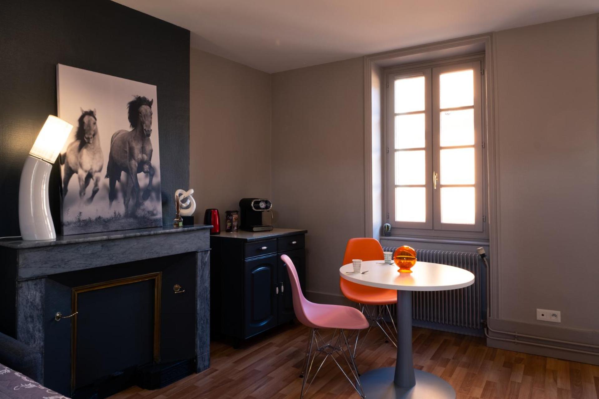 Studio Apartment - Photo 2