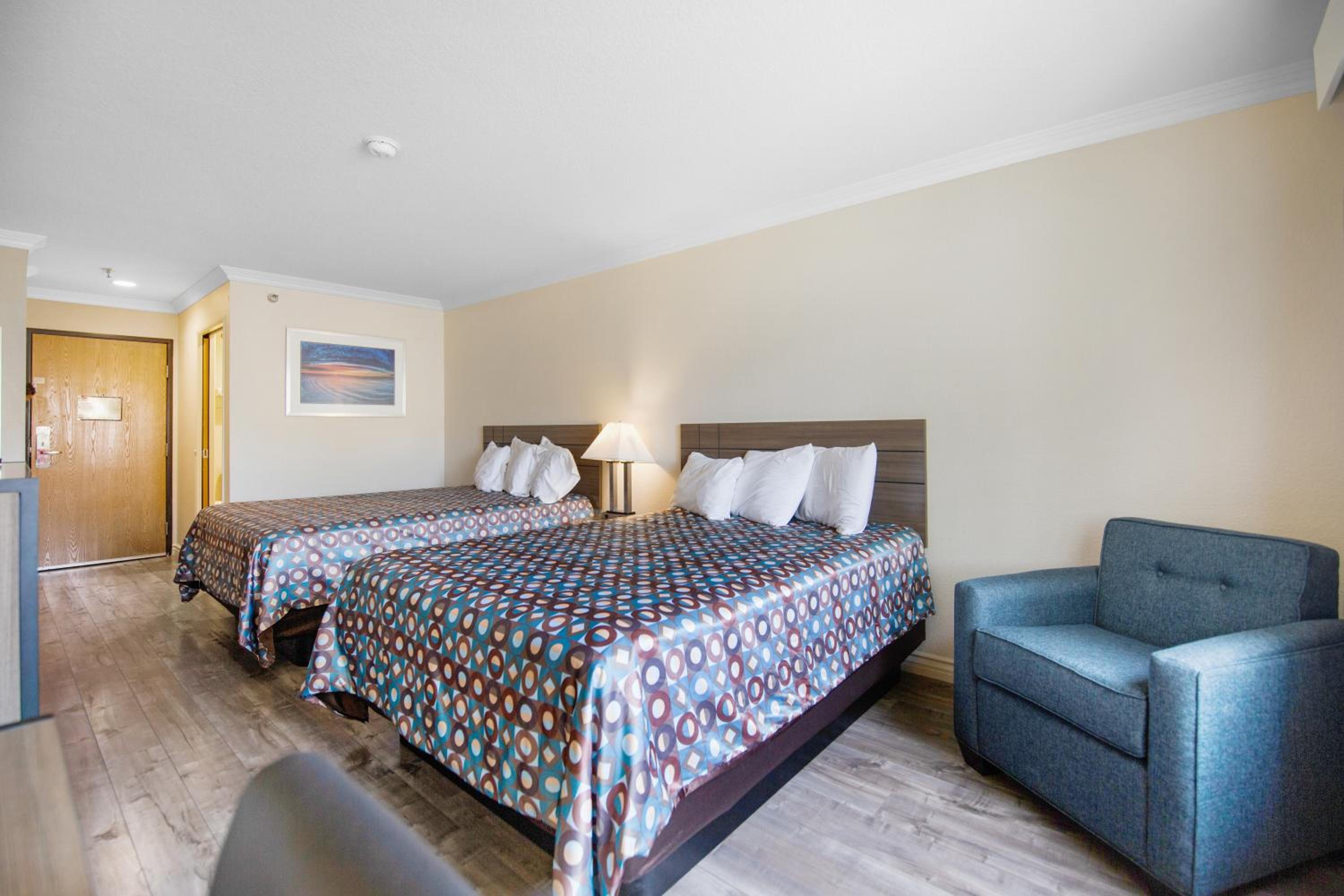 Queen Room with Two Queen Beds photo 1
