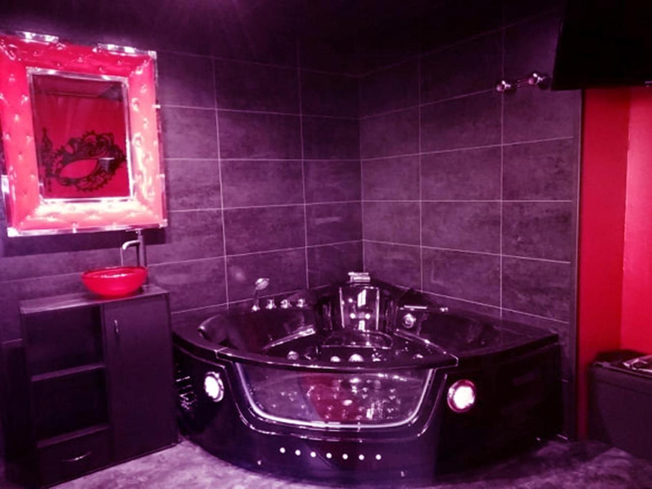 Deluxe Double Room with Bath - Photo 4