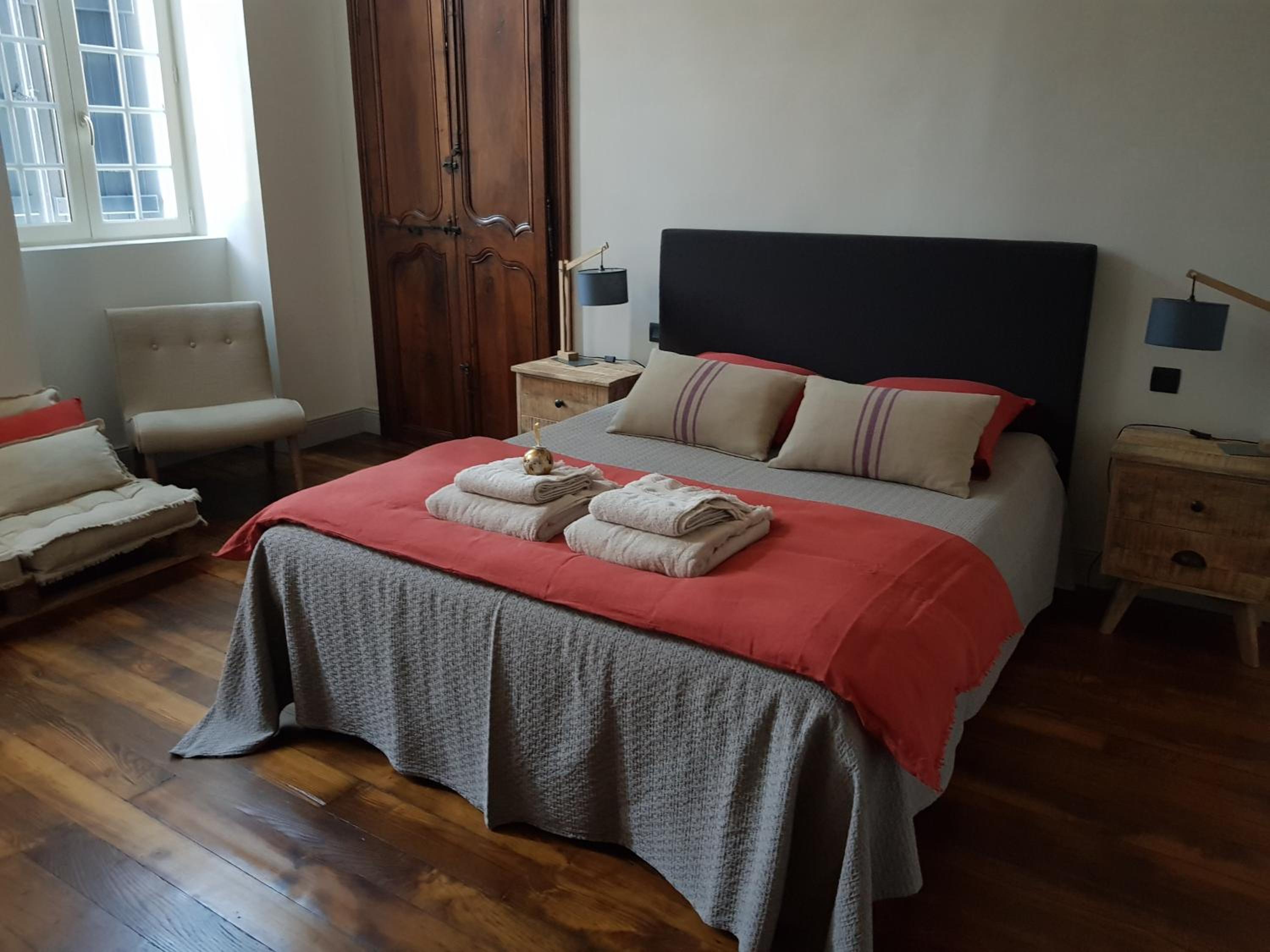Deluxe Room (2 Adults + 1 Child) - Photo 1