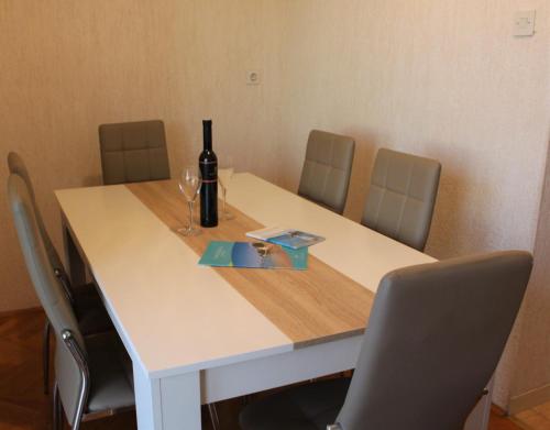 Apartment with Balcony - Photo 14