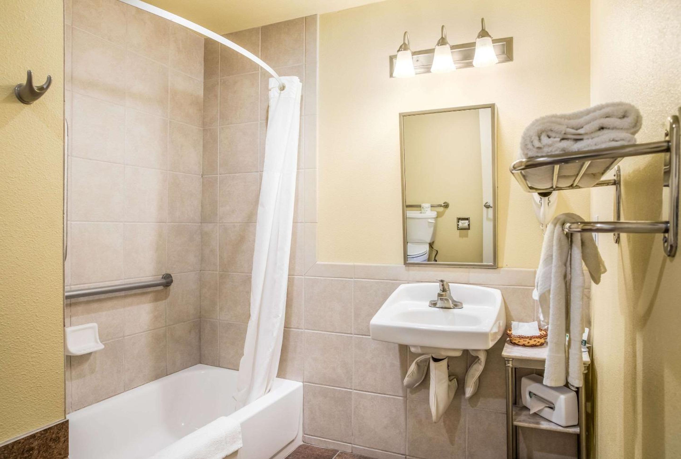 Queen Room - Accessible/Non-Smoking photo 3
