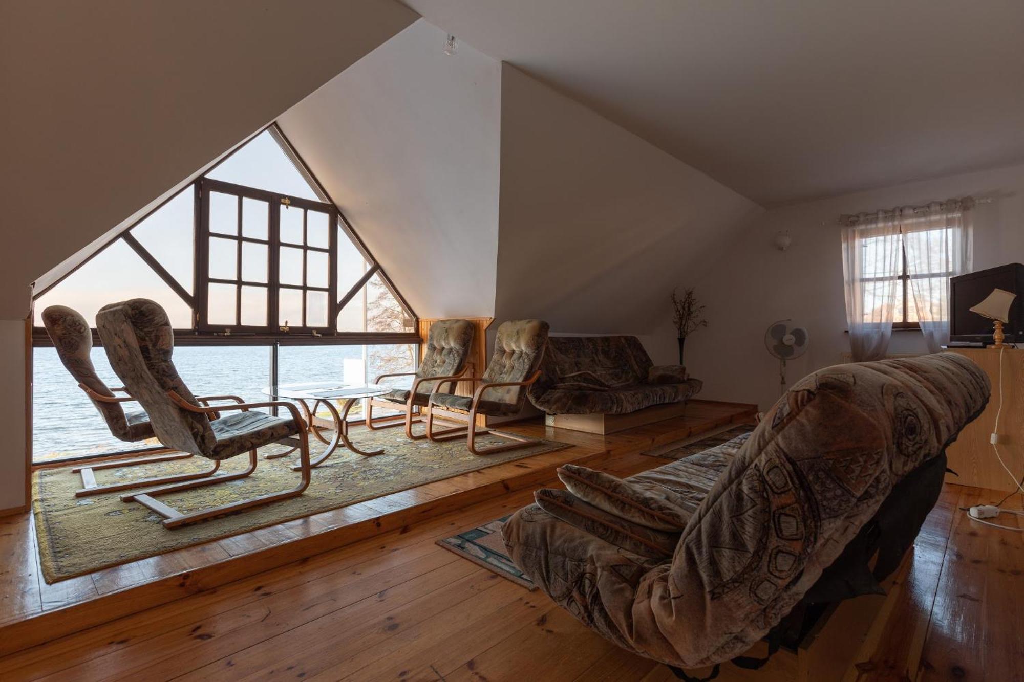 Apartment with Lake View