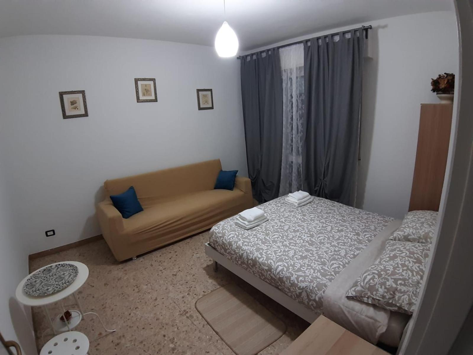 Basic Triple Room with Shared Bathroom