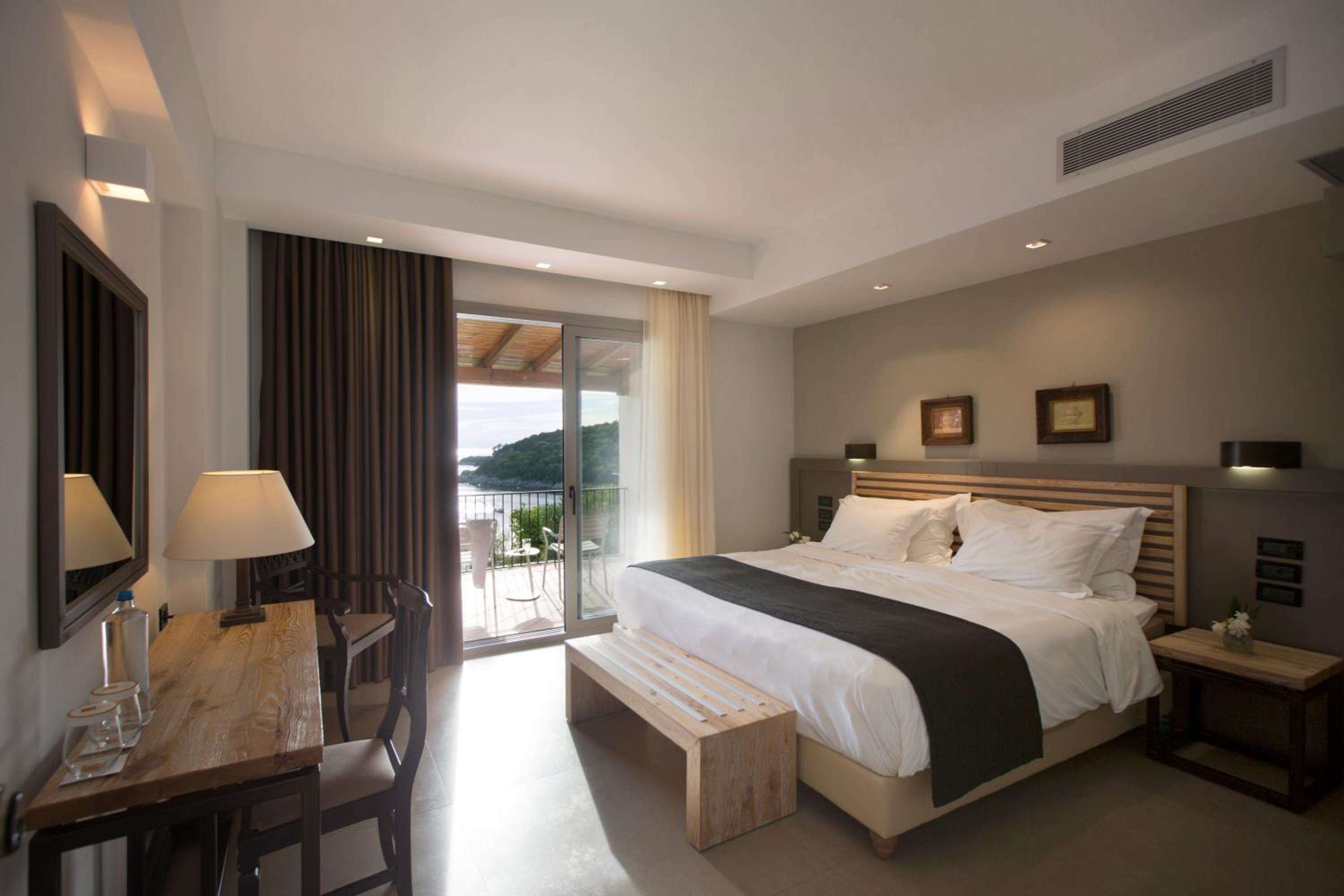 One-Bedroom Suite with Sea View - Photo 2