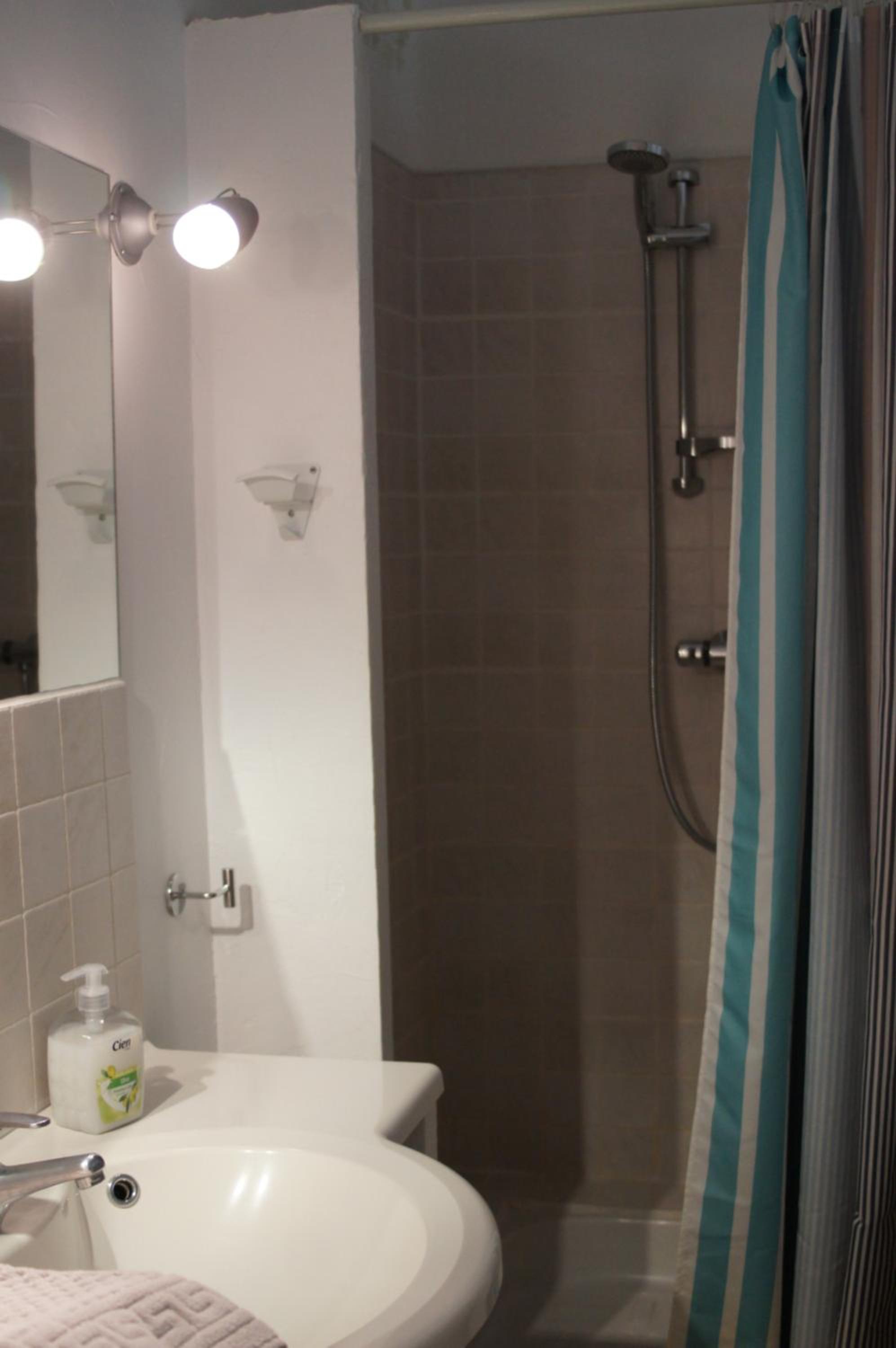 Quadruple Room with Private Bathroom - Photo 2