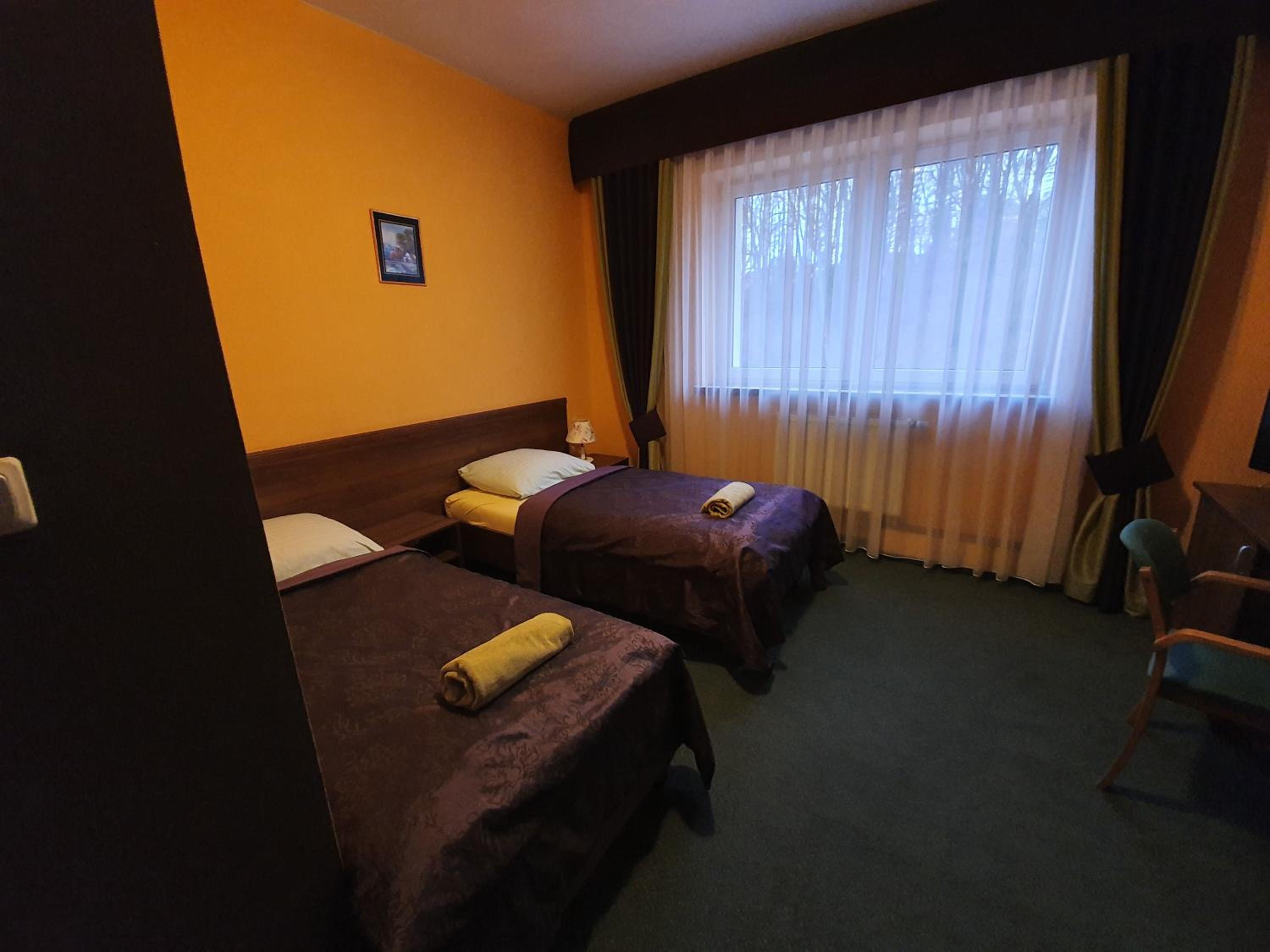Small Twin Room - Photo 2