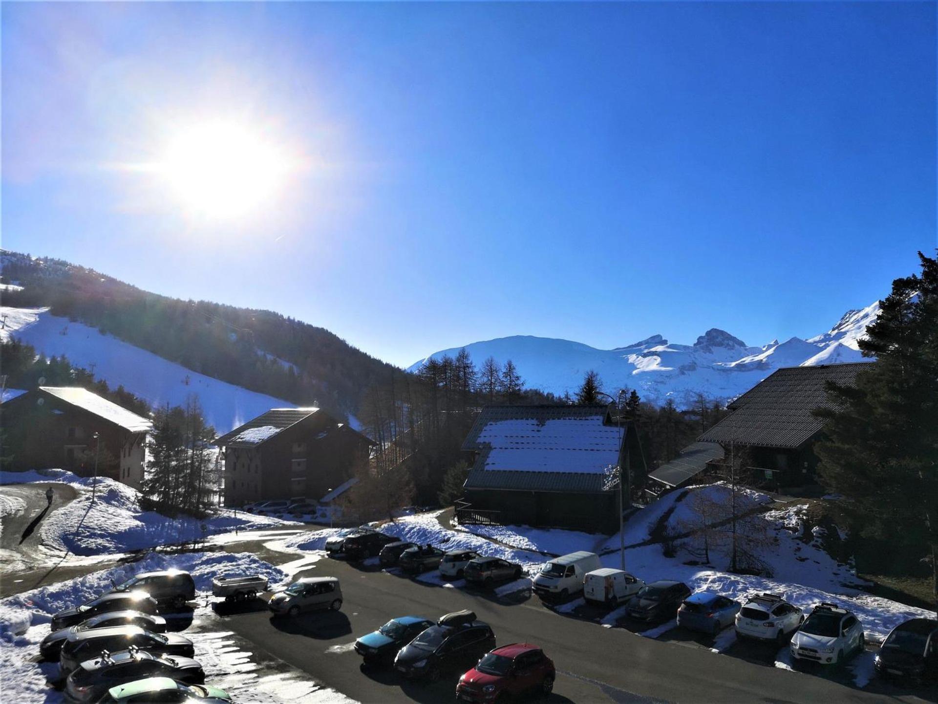 Apartment with Mountain View