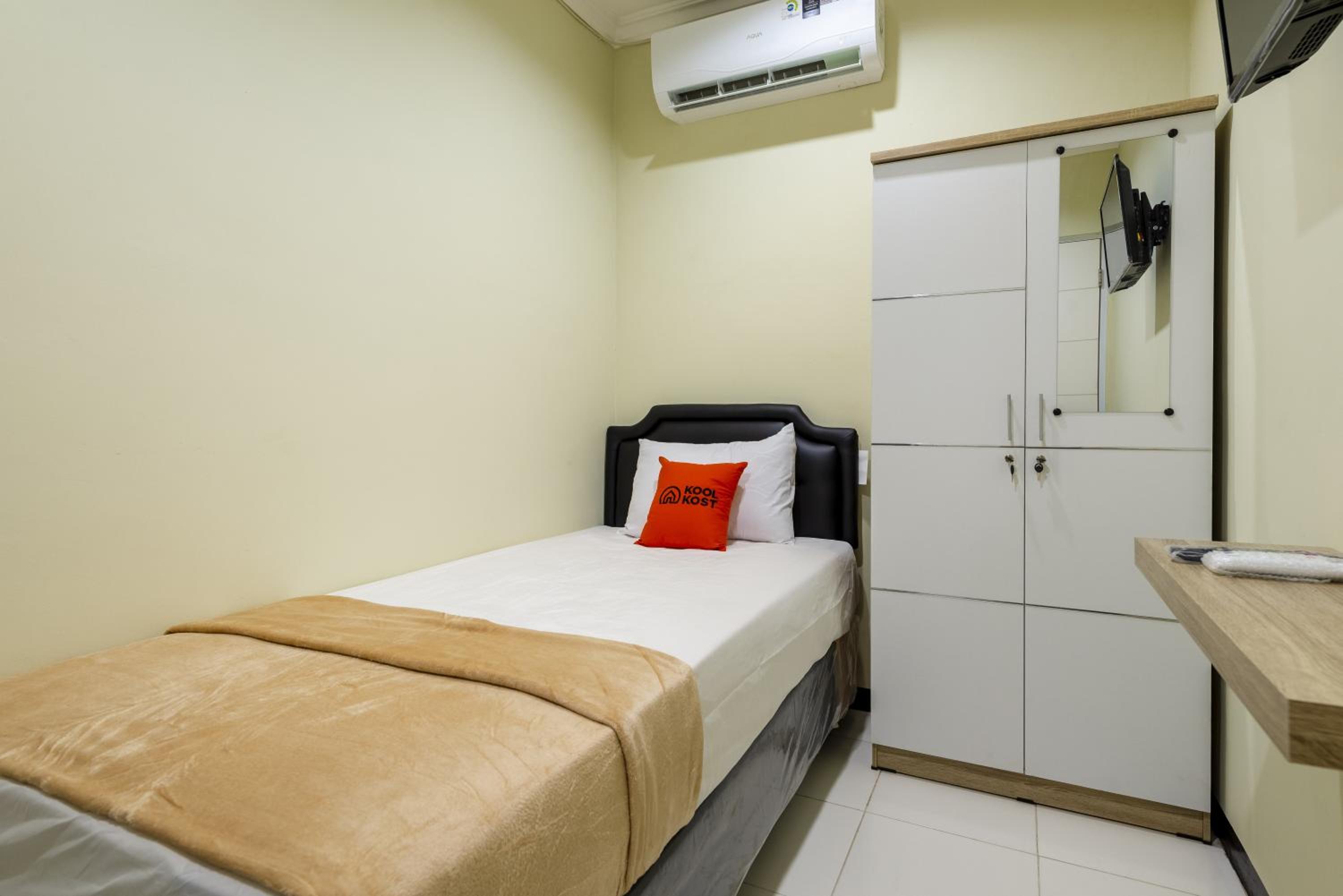 Single Room with Shared Bathroom