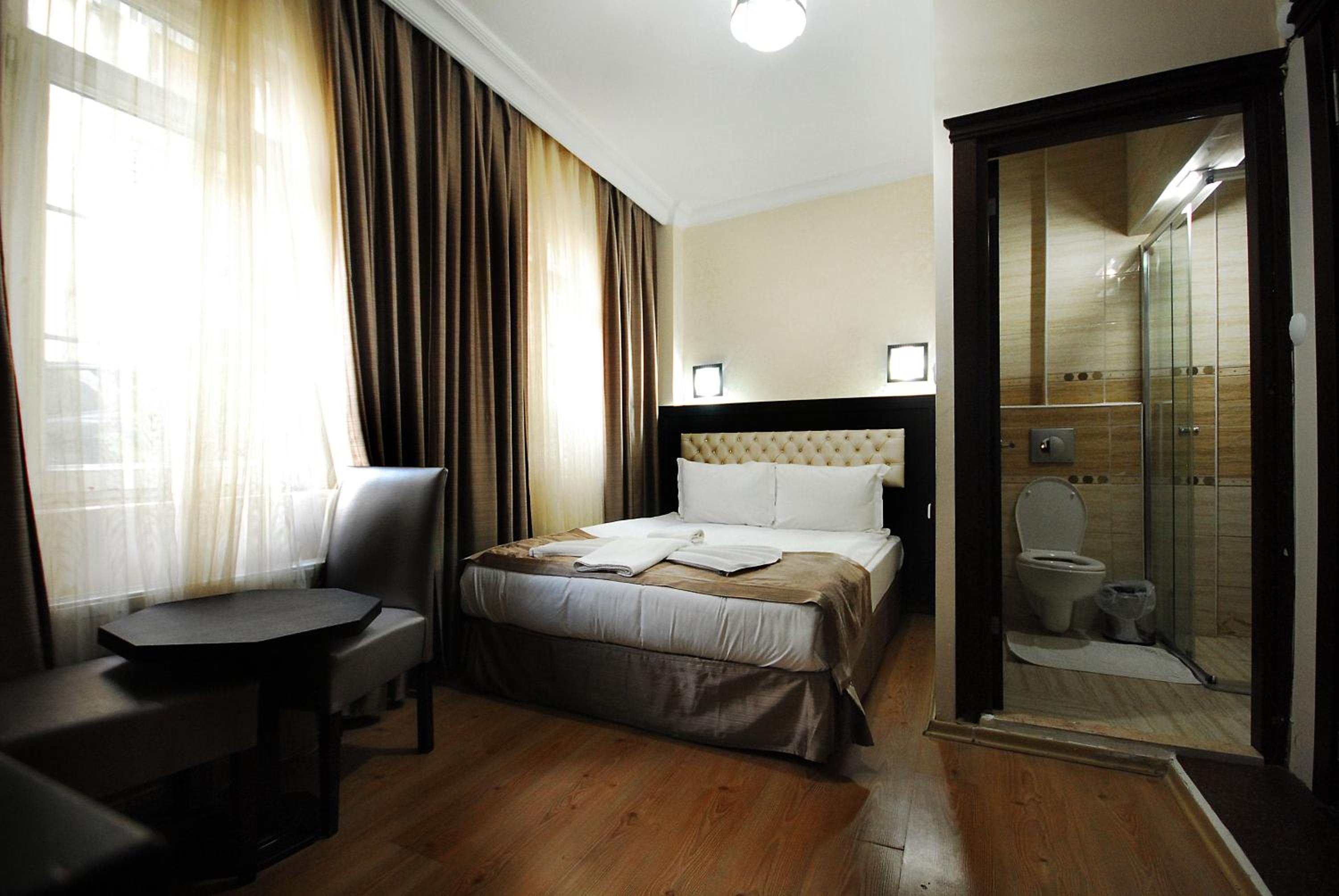 Budget Double Room photo 3