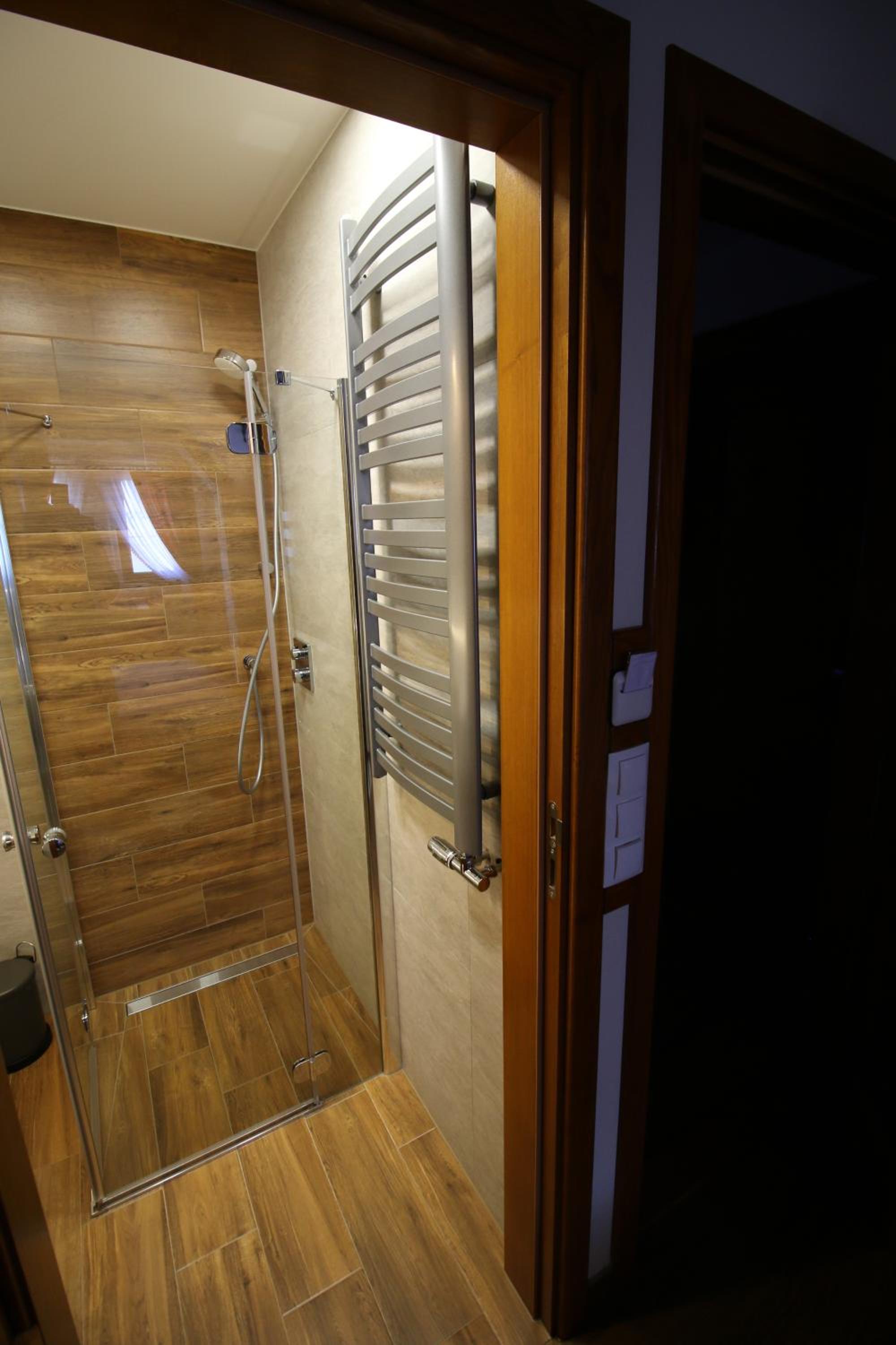Deluxe Double Room (2 Adults + 1 Child) - Photo 5