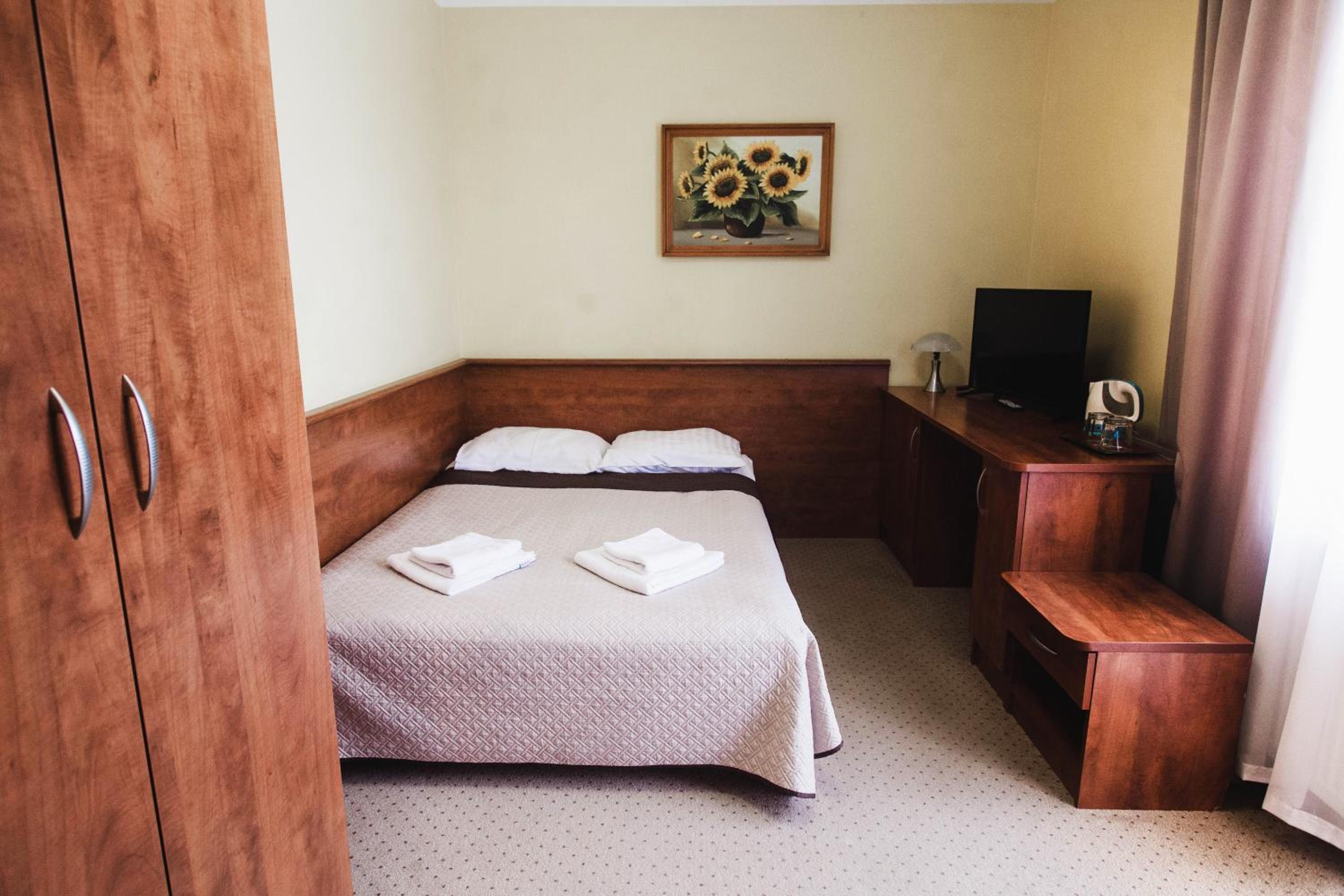 Queen Room with Pool View - Photo 1