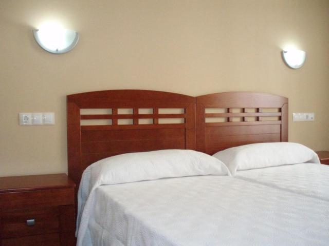 Twin Room with Private Bathroom - Photo 3