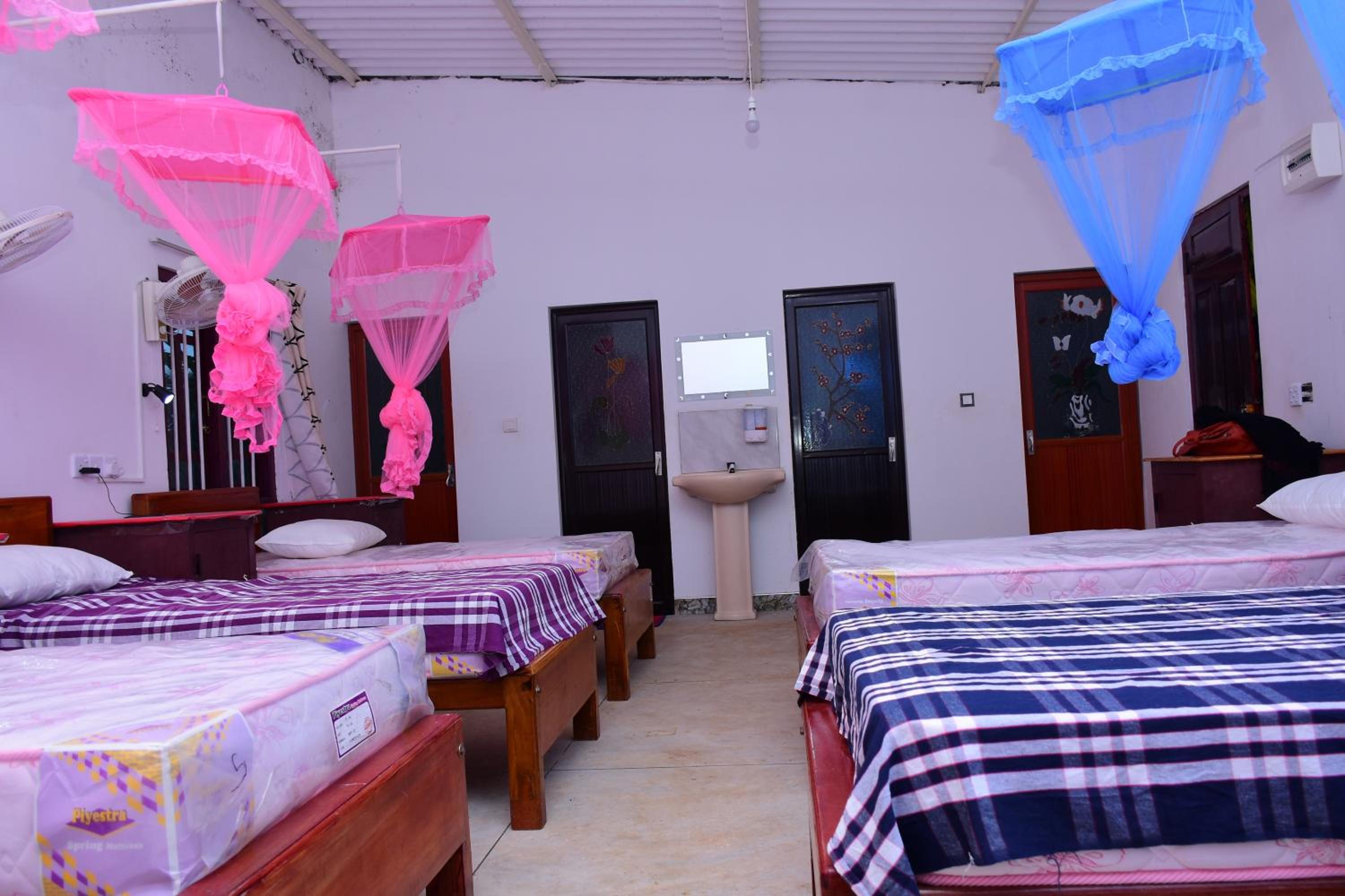 10-Bed Mixed Dormitory Room photo 2