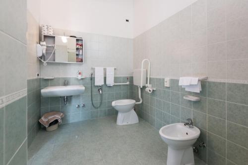 Quadruple Room with Balcony - Photo 2
