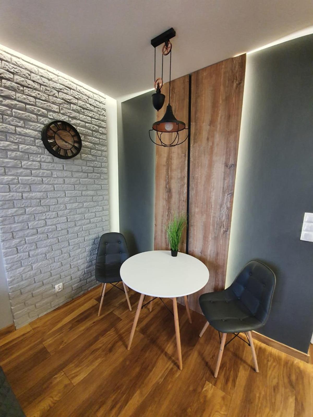 Apartment with Balcony - Photo 5