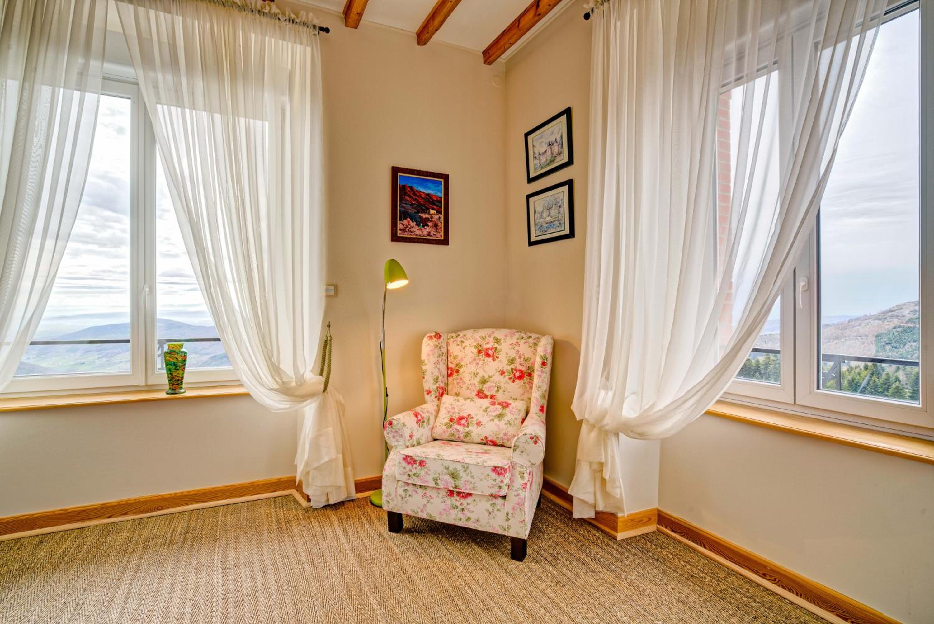 Suite with Mountain View - Photo 9