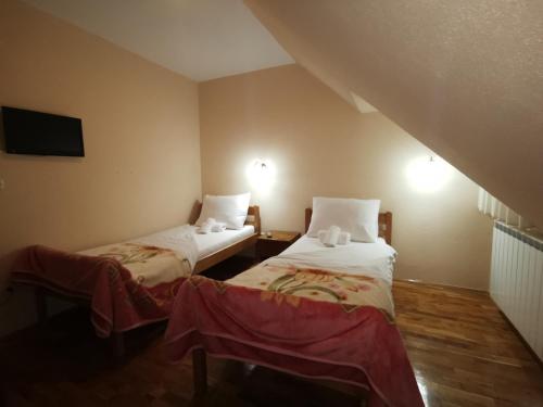 Standard Twin Room - Photo 5