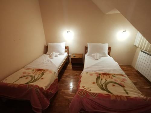 Standard Twin Room - Photo 2