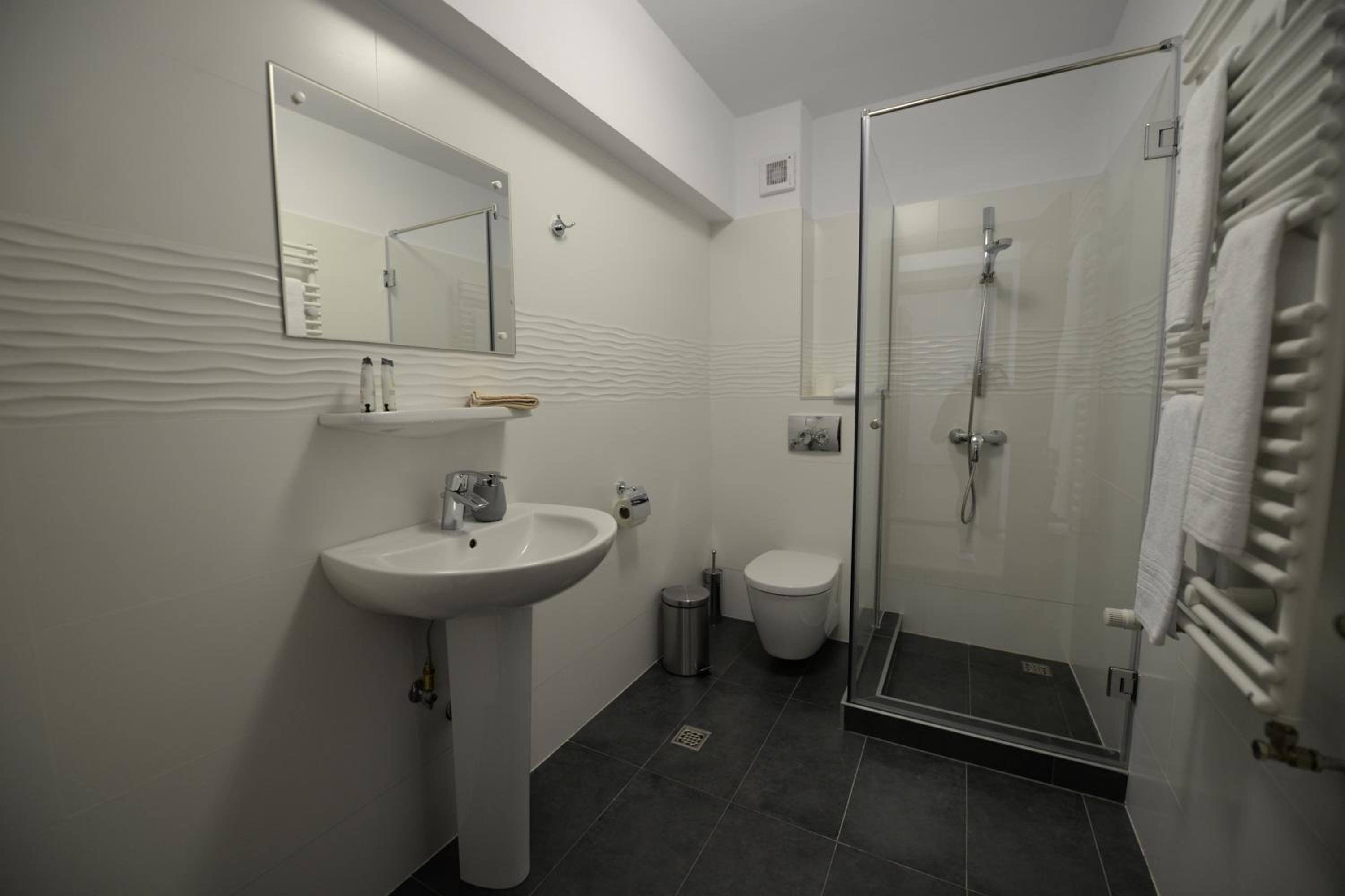 Apartment with Balcony - Photo 4