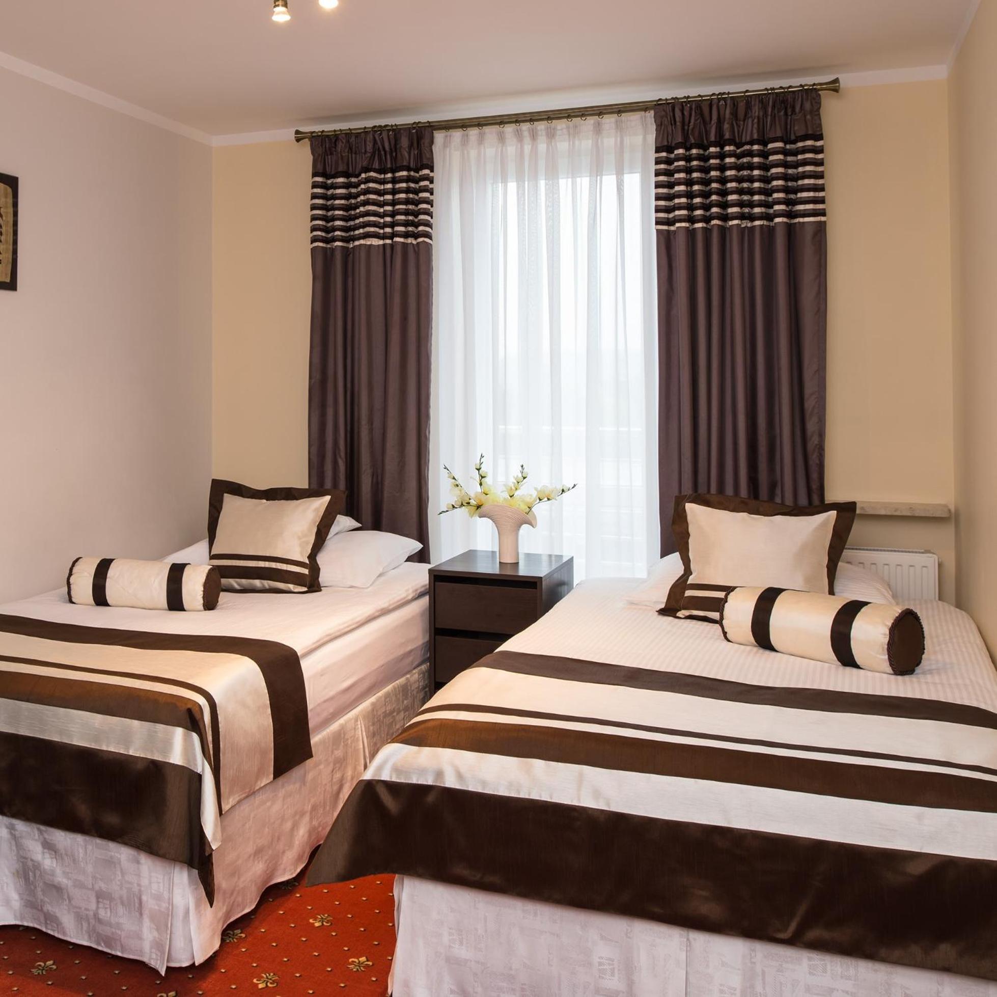 Standard Queen Room with Two Queen Beds - Photo 9