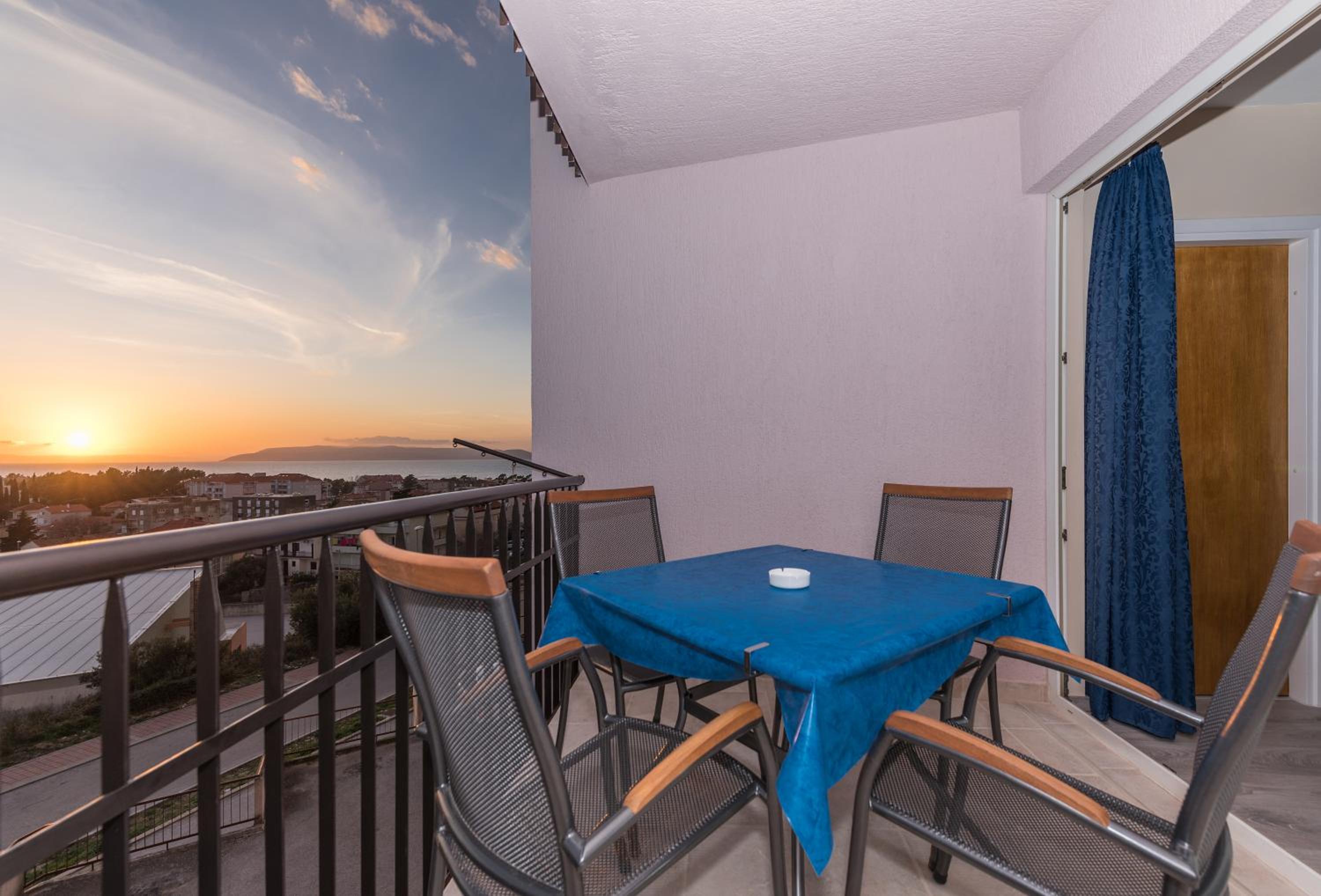 Apartment with Balcony - Photo 12