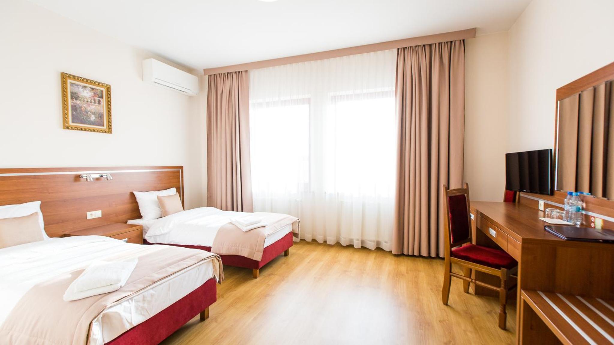 Twin Room with Bathroom - Photo 1
