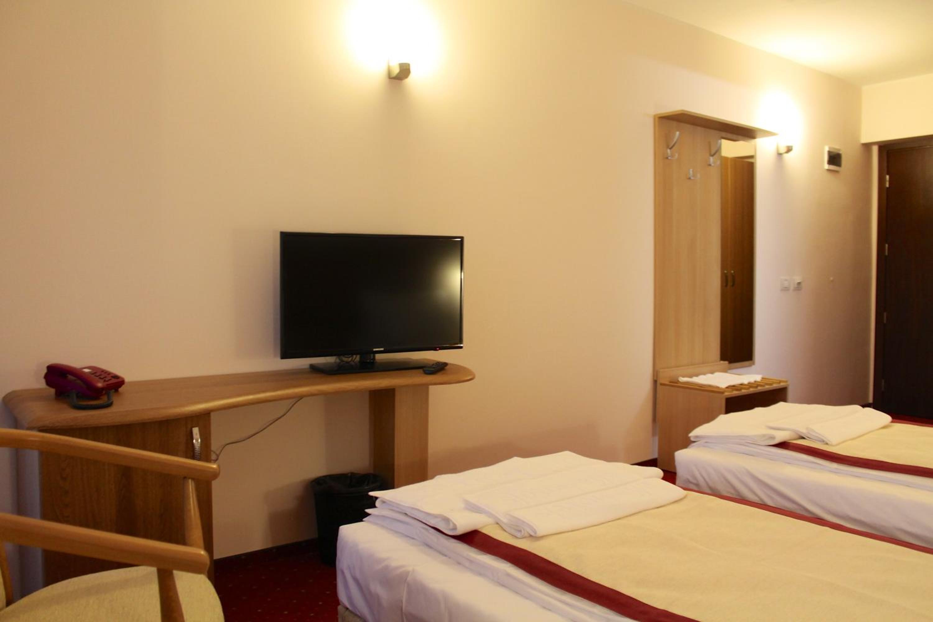 Standard Twin Room - Photo 4
