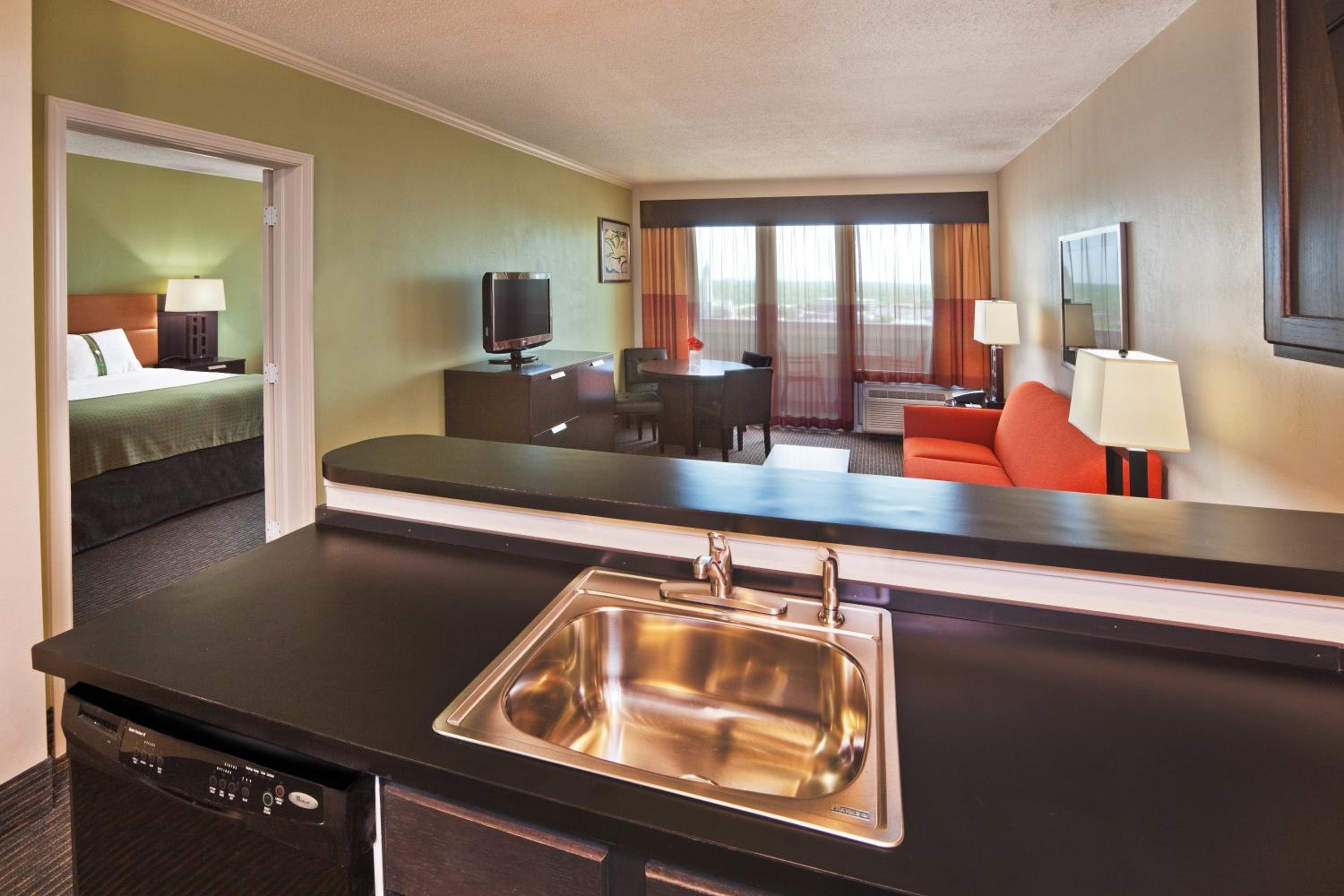 King Suite with Sofabed - Non Smoking photo 3