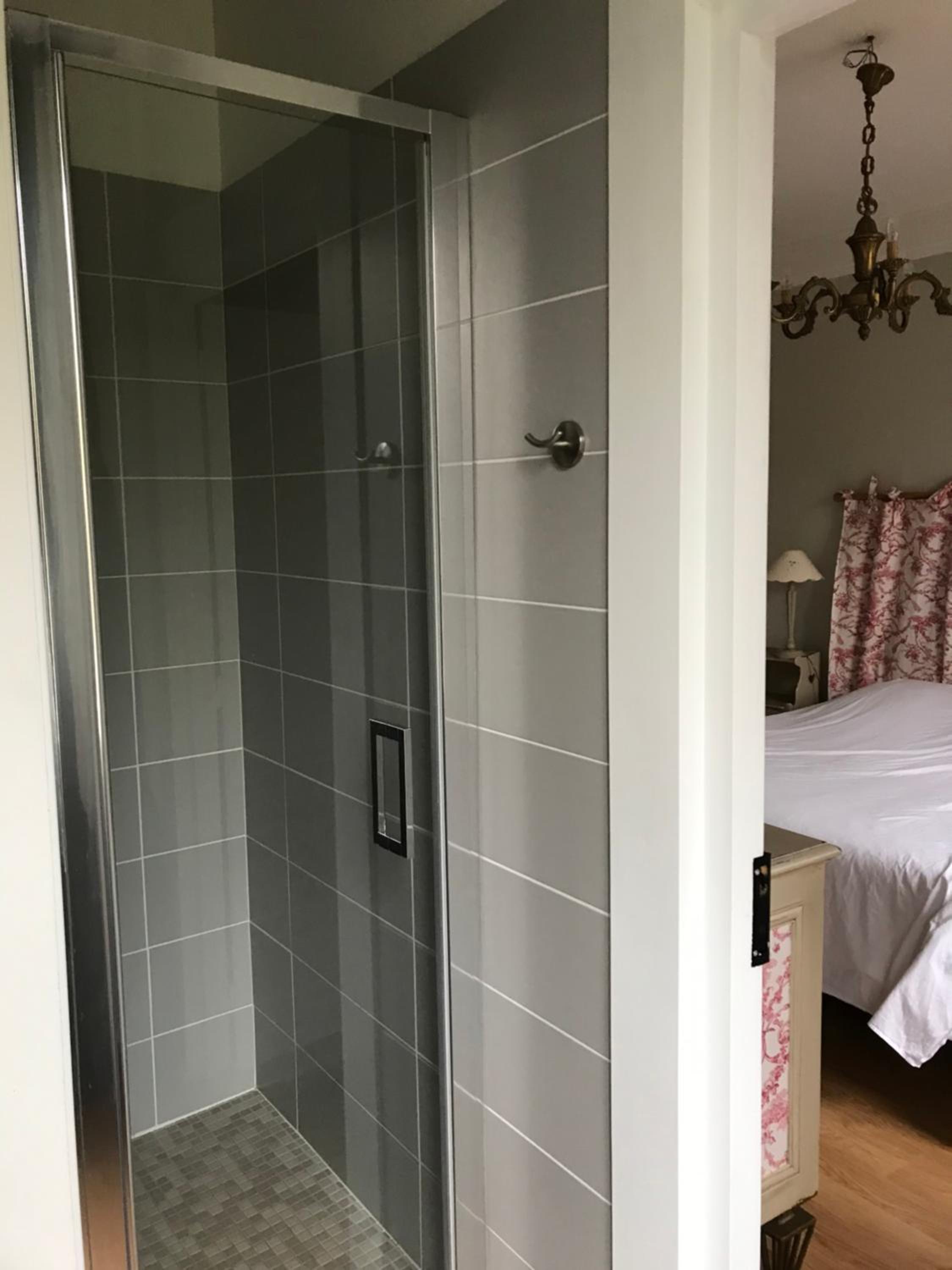 Deluxe Double Room with Shower - Photo 5