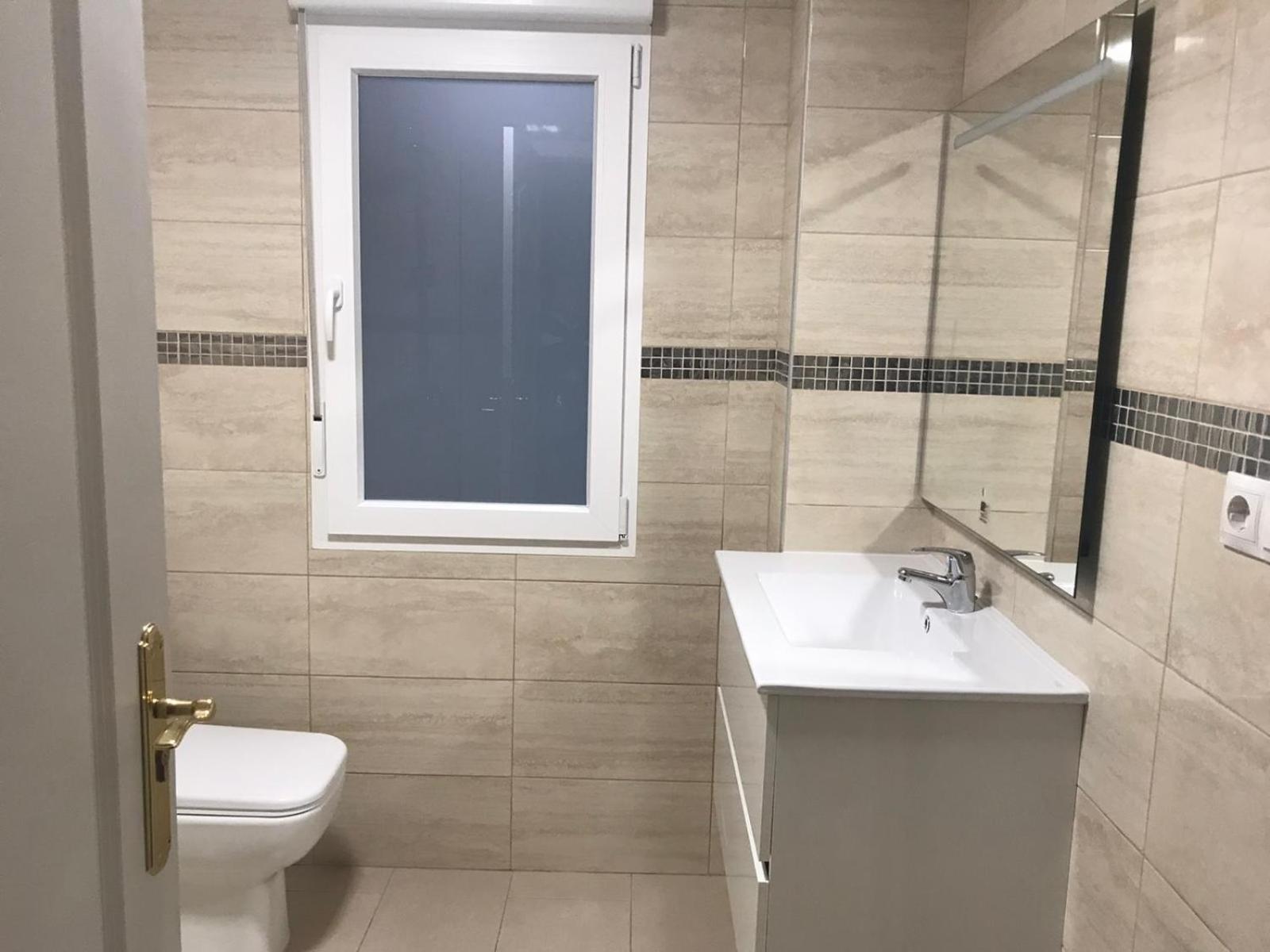 Double Room with Balcony - Photo 18