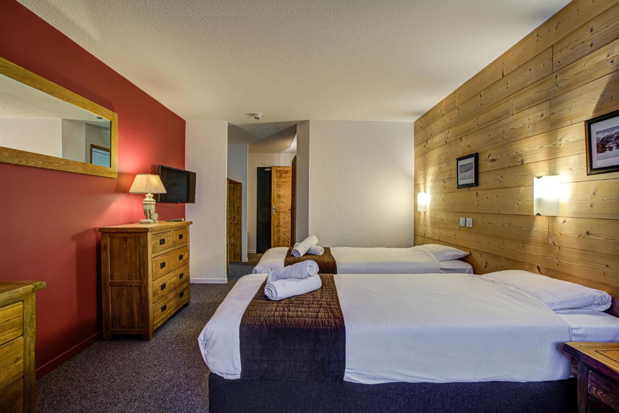 Twin Room with Balcony - Photo 11