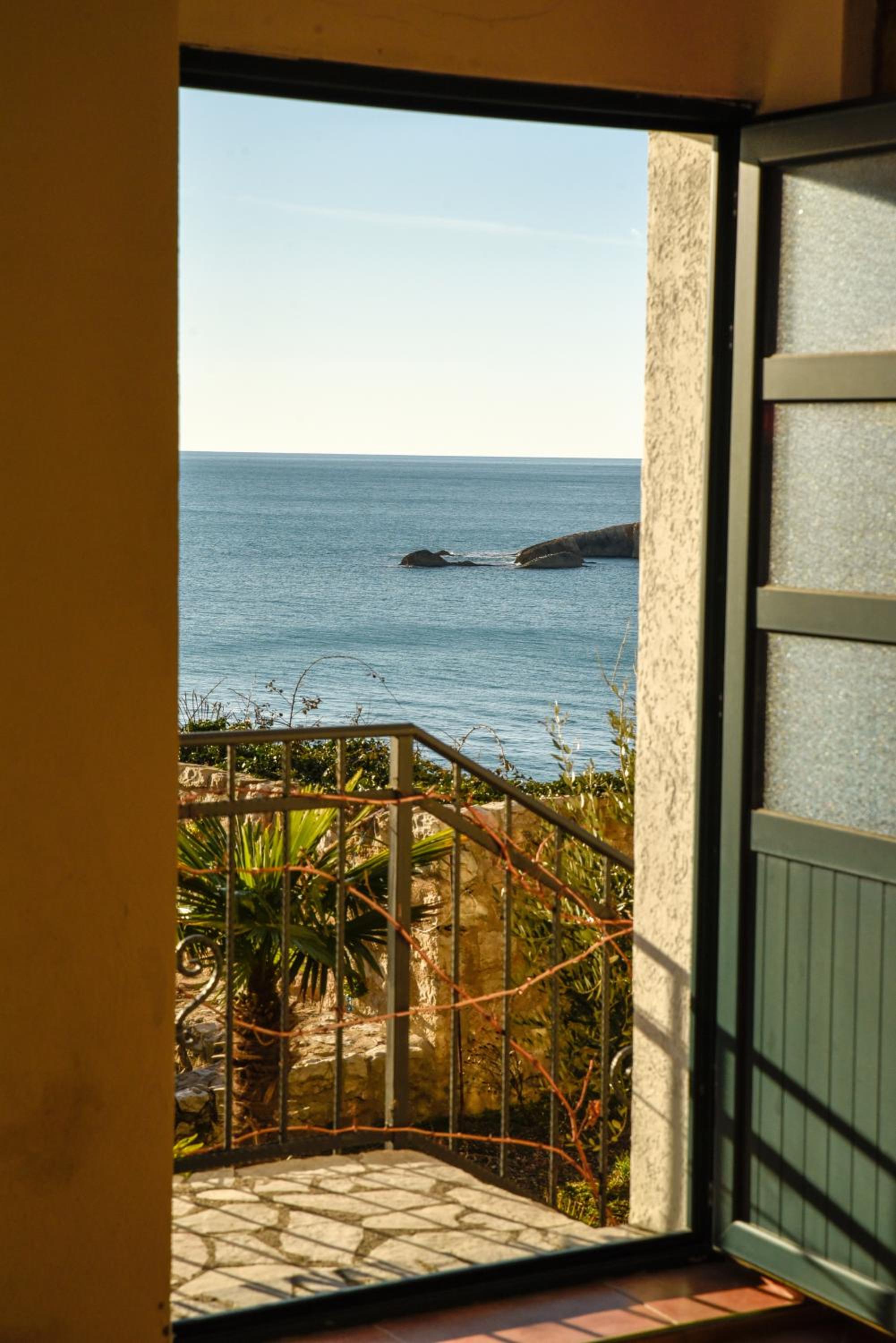 Apartment with Sea View - Photo 13